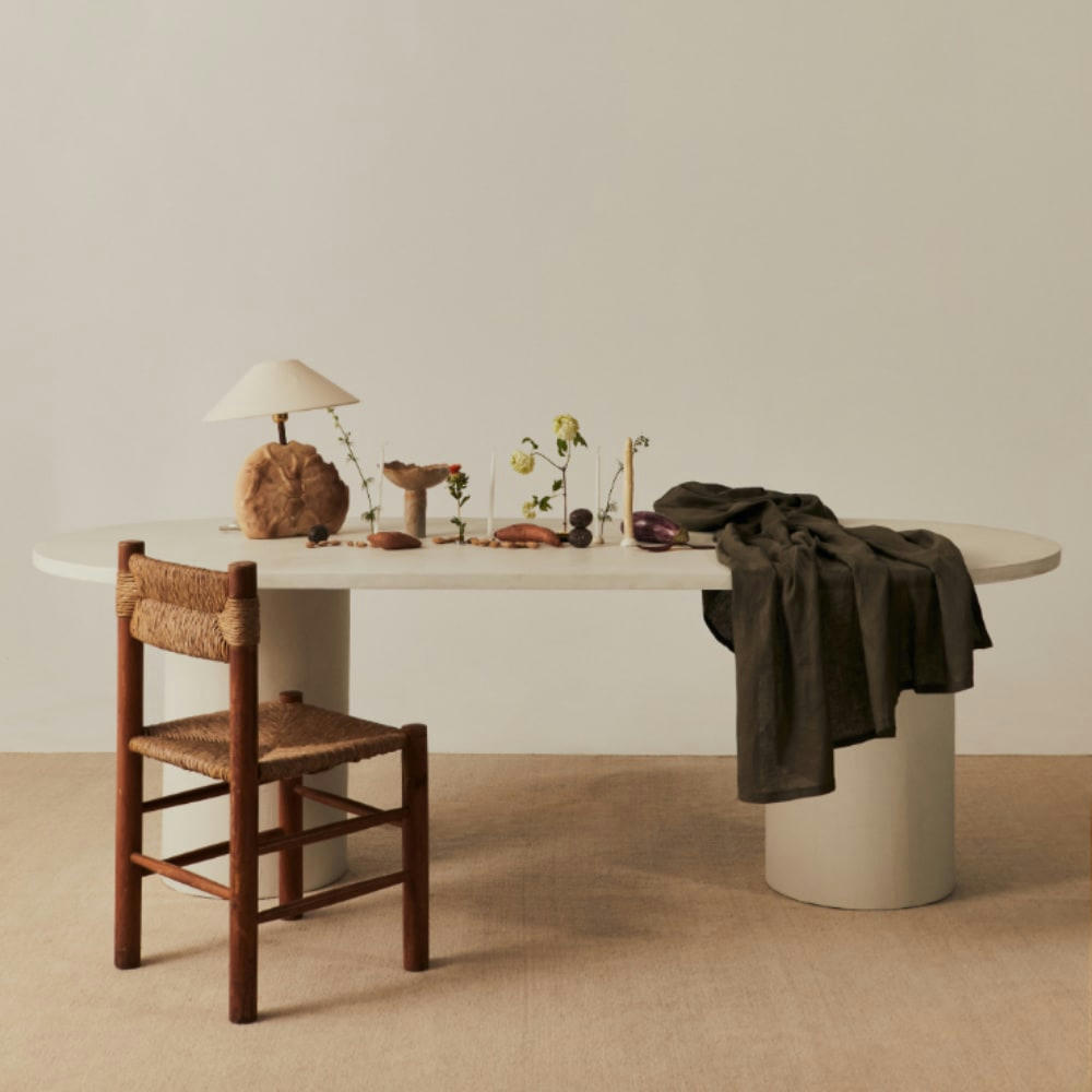 REYE BY MARLOT BAUS - Table à manger du microciment en couleur blanc 220 cm