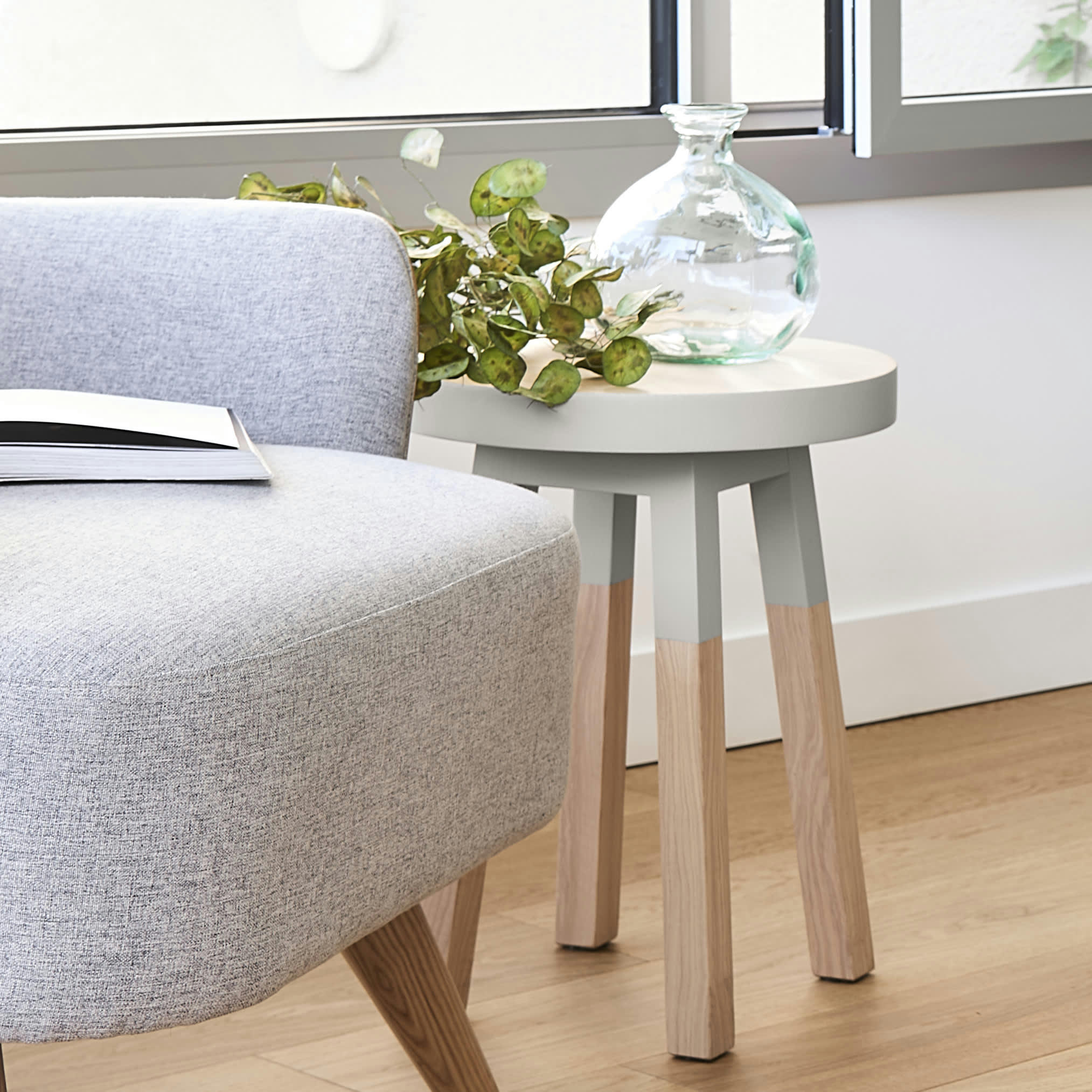 EGEE - Lot de 2 tabourets, assise diamètre 35 cm, 100% frêne massif gris musc