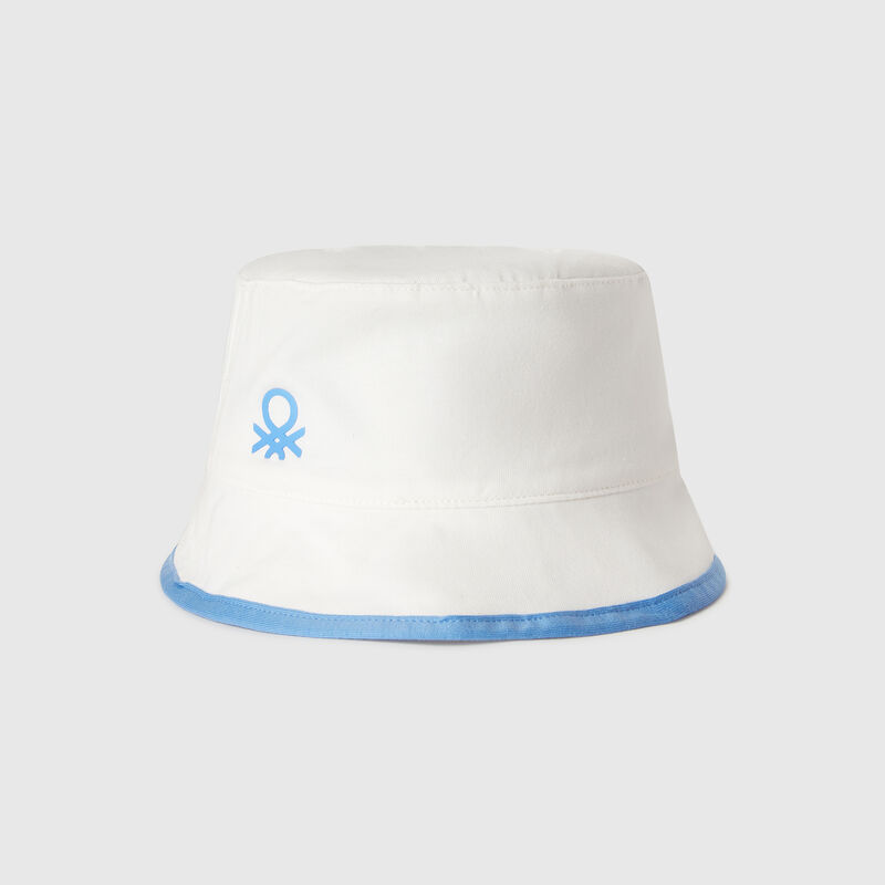Reversible hat with beach print