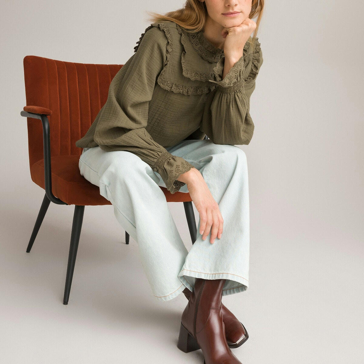 Blouse col montant, galons en dentelle
