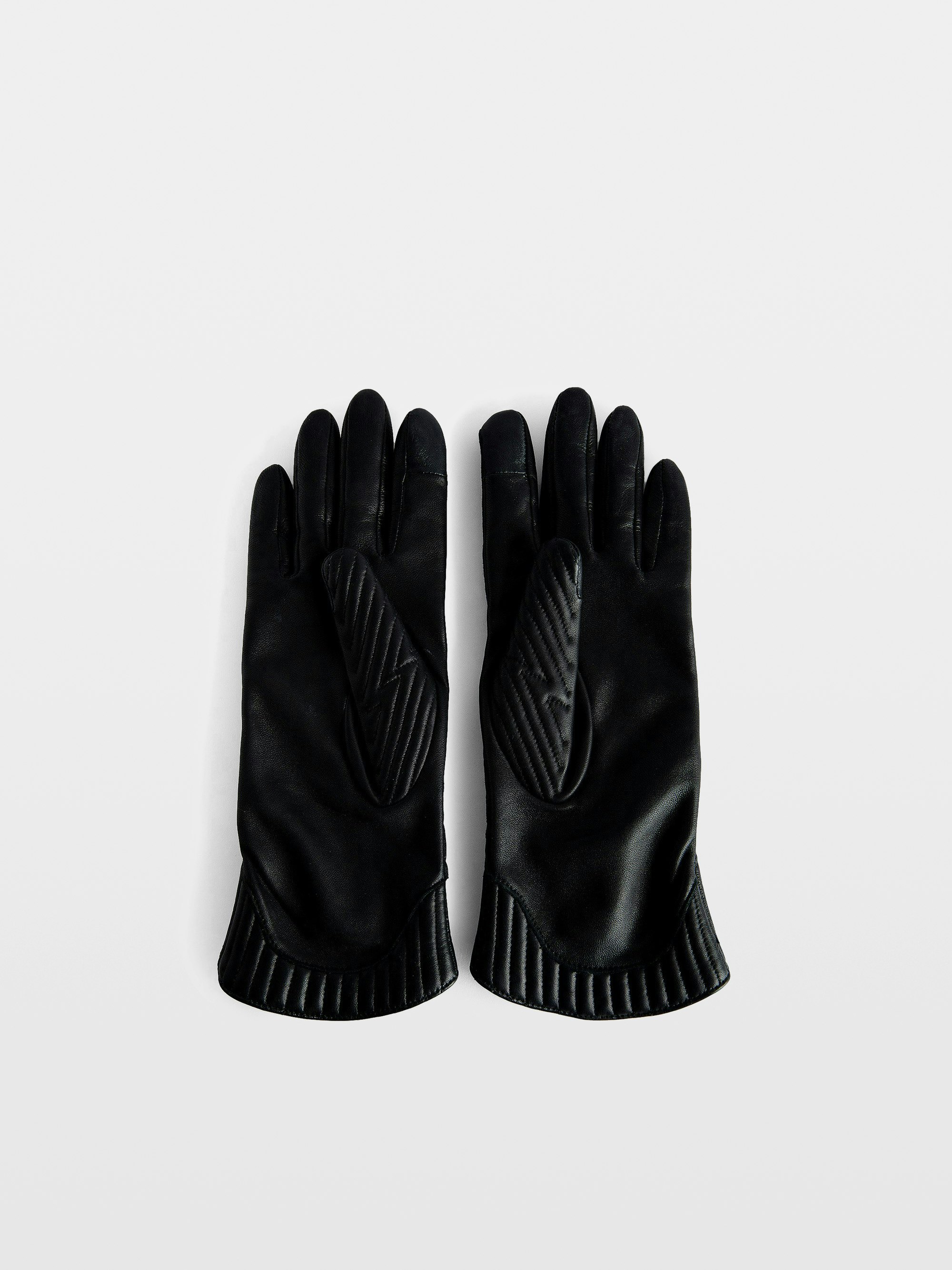 Gants Out of Hands