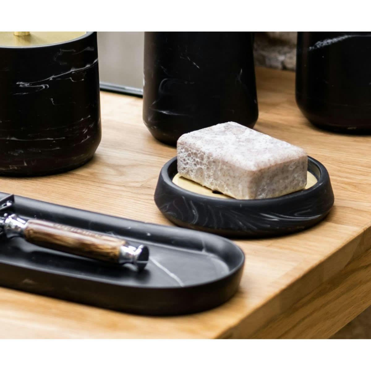 EFFET MARBRE - Porte savon rond polyrésine noire effet marbre et métal doré