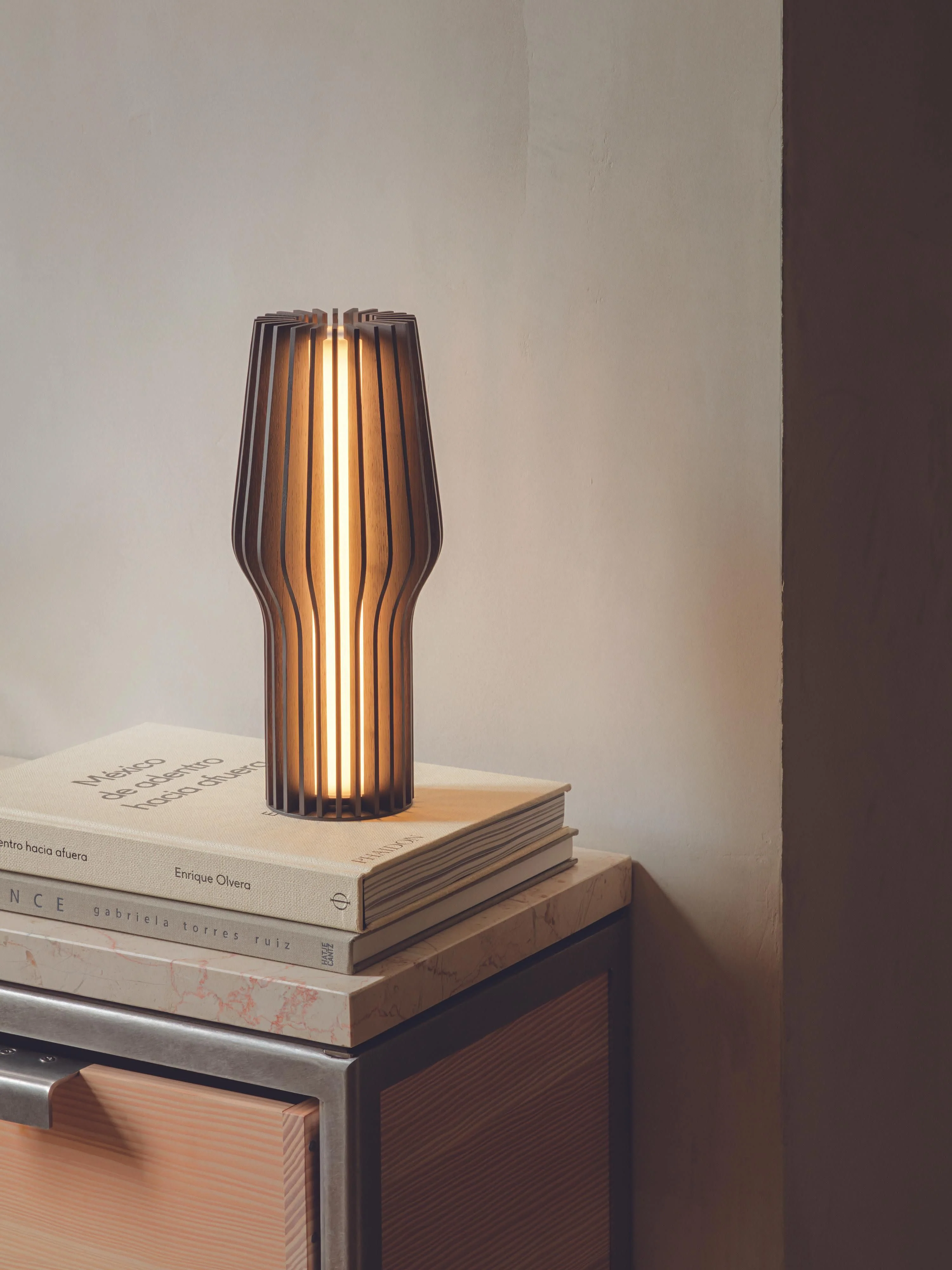 Kleine mobile LED-Tischlampe Radiant, dimmbar