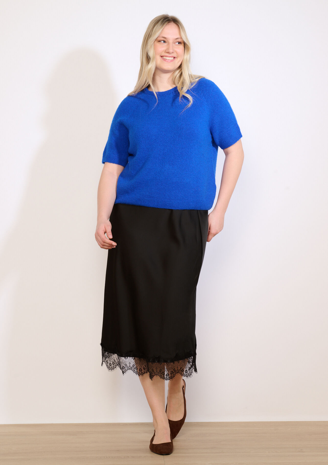 Satijnen midi-rok met kant