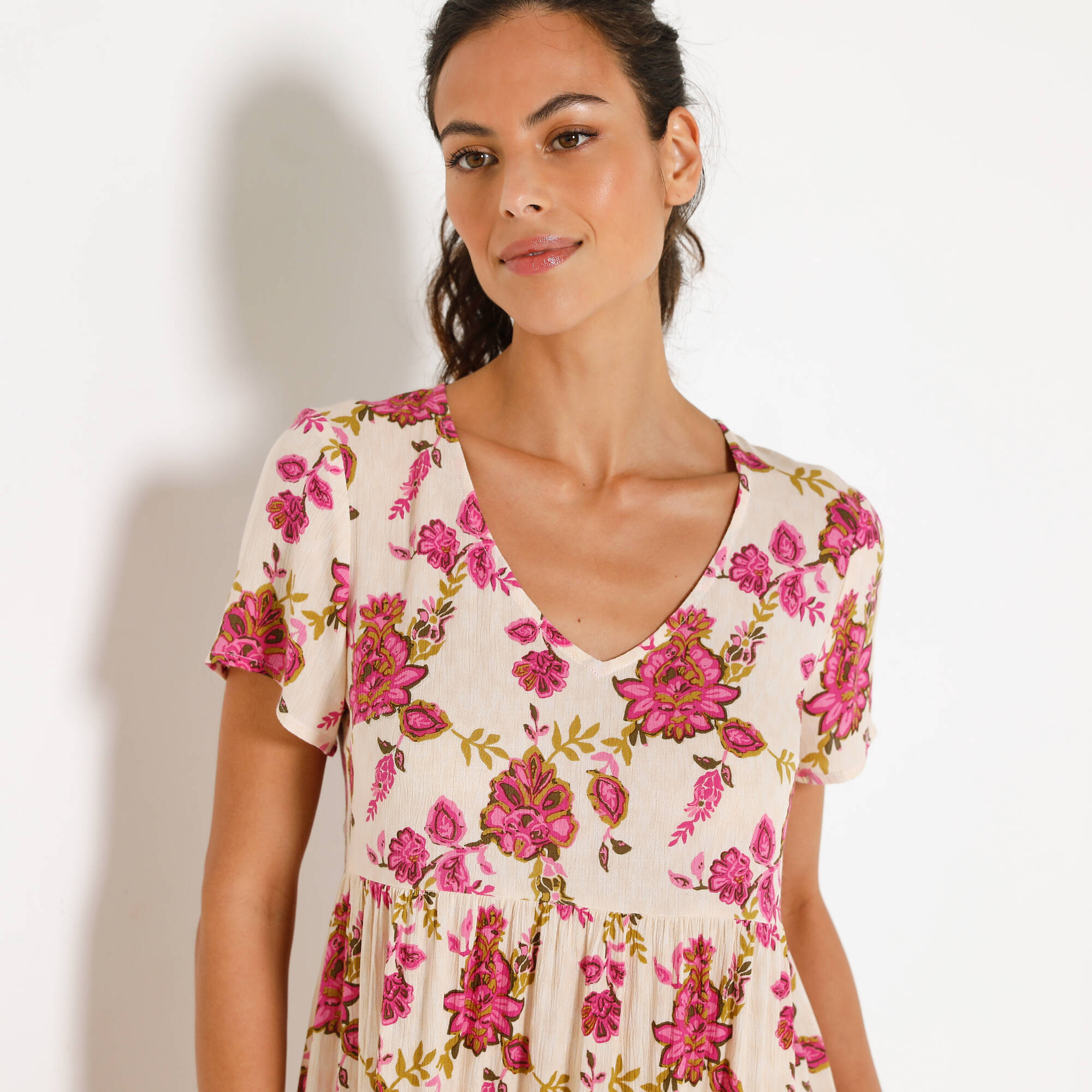 Robe courte col V imprimé fleuri, crépon