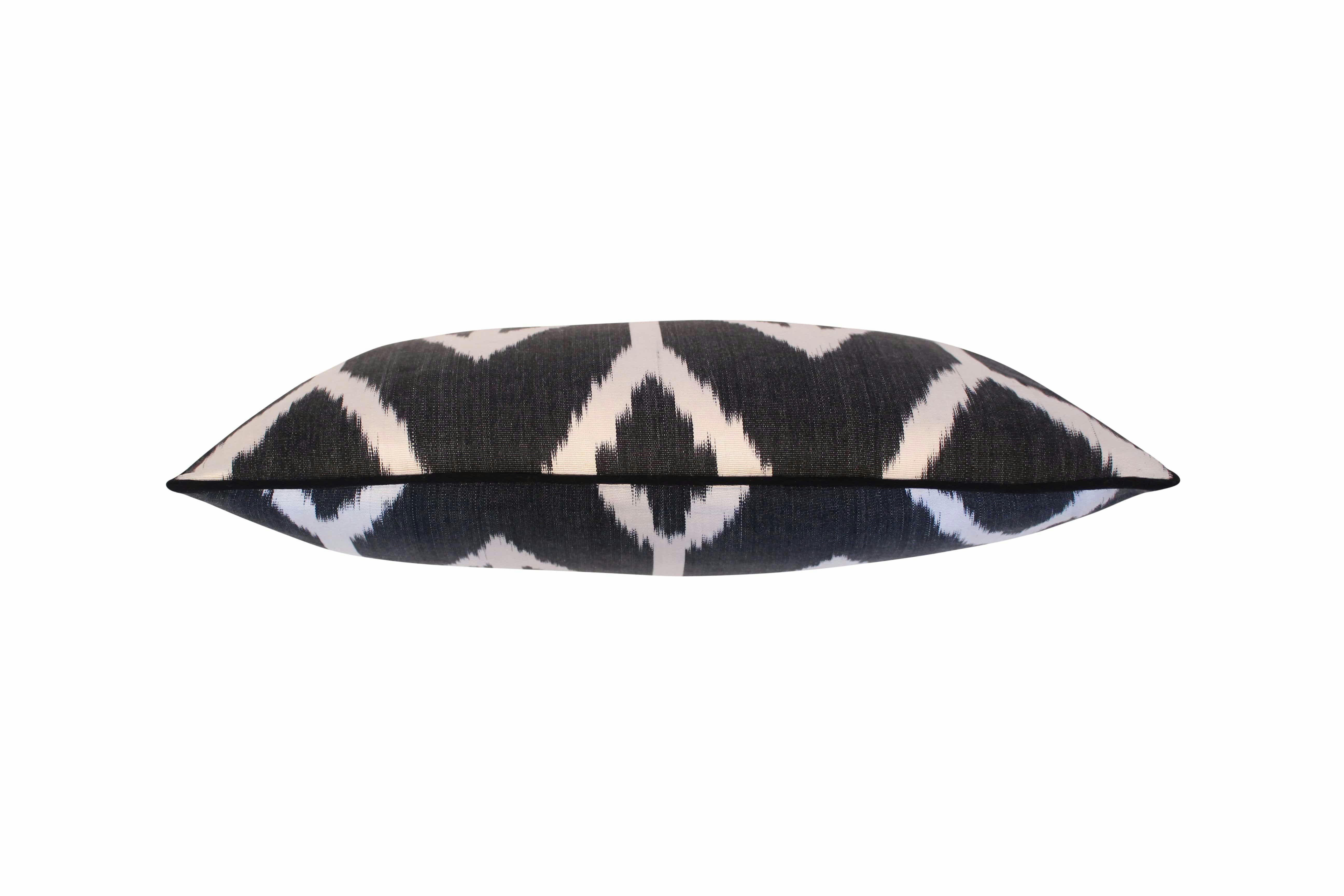 - Housse de coussin double soie ikat  40x60 noir
