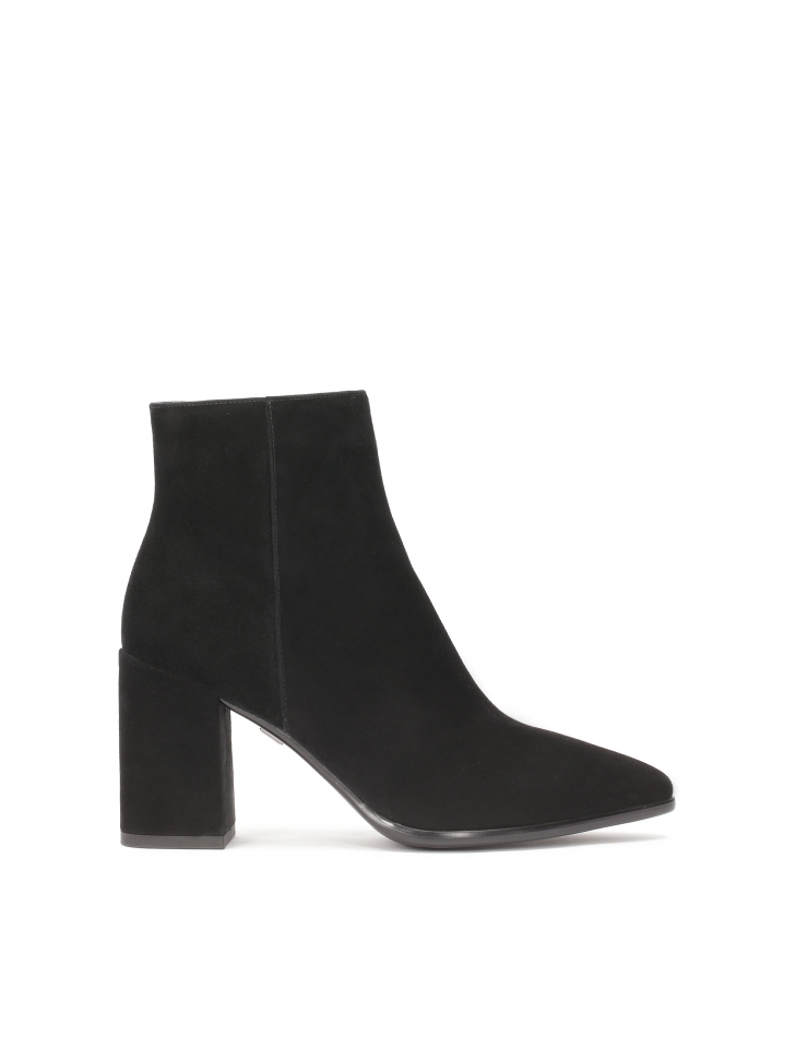 Black suede pointed-toe boots