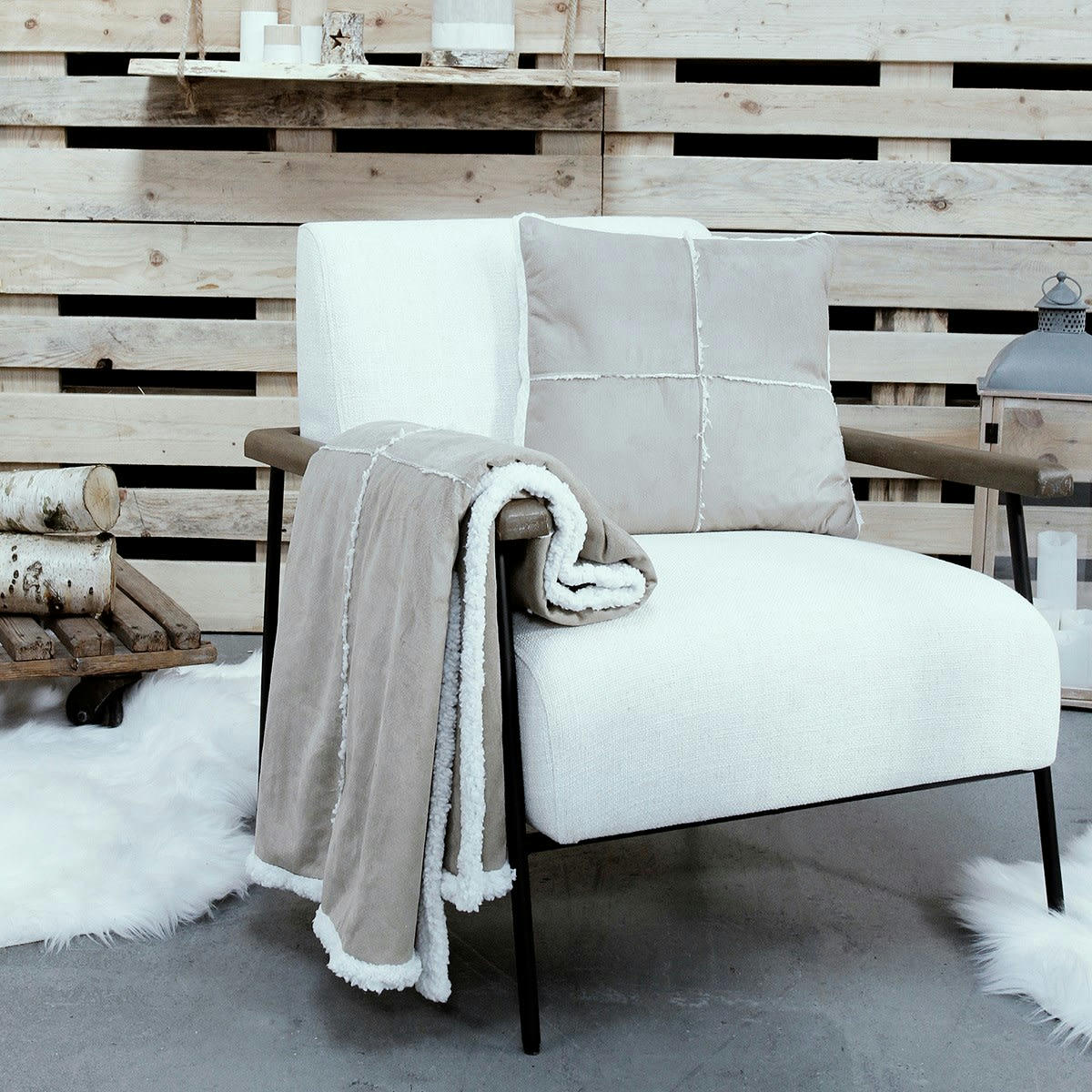 WINTER SPIRIT SOFT&COSY - Ensemble plaid et coussin assorti uni en Polyester Beige 125x150 cm