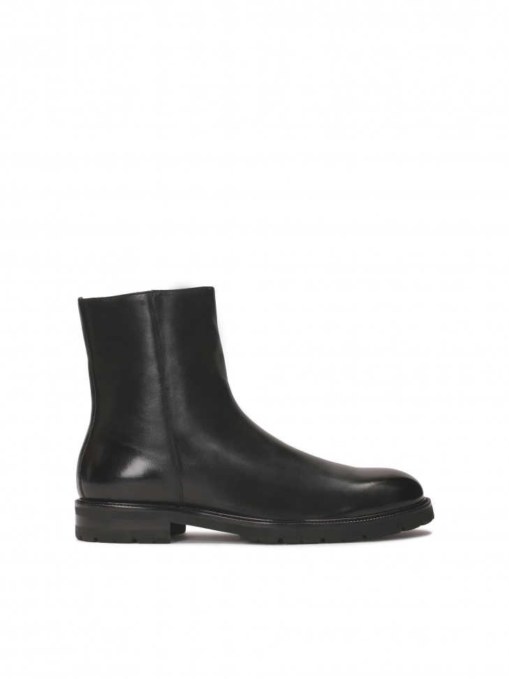 Leather black boots with minimalist upper