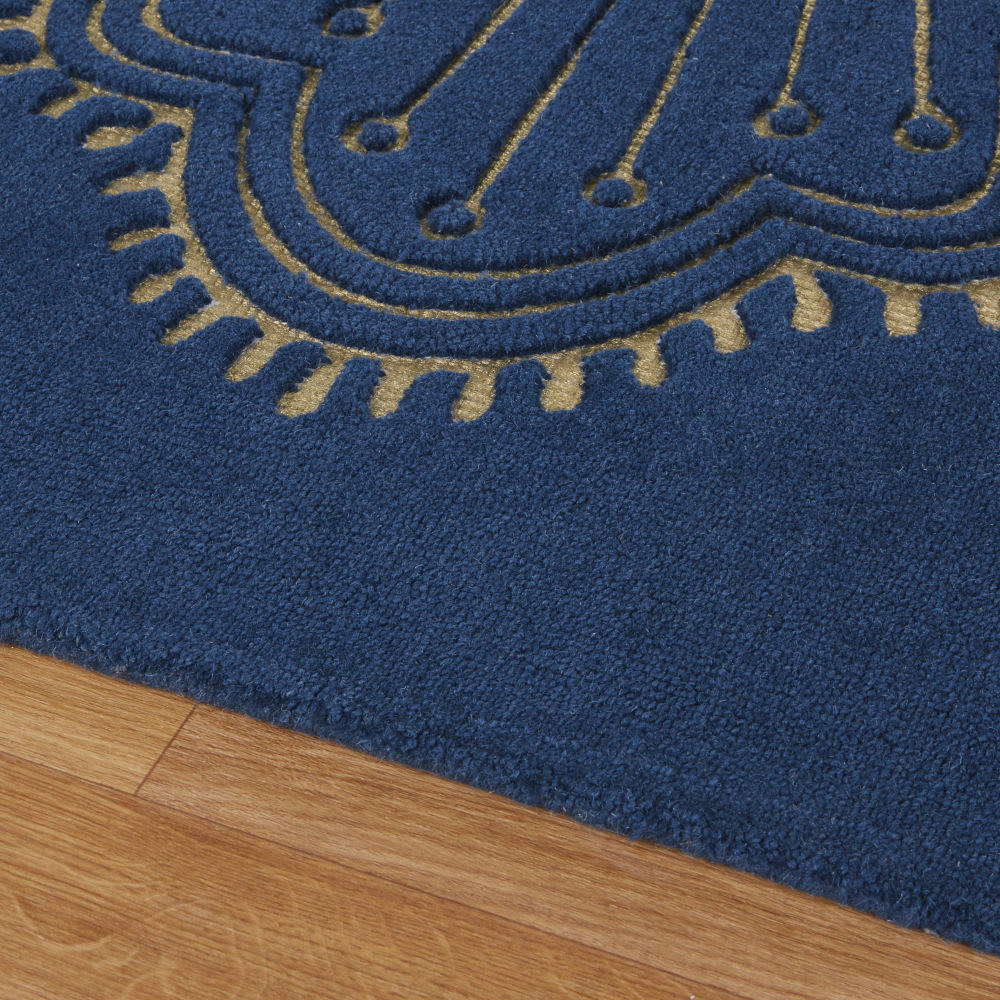 MAROLA - Tapis en laine tuftée bleu marine imprimé floral ciselé doré 160x230