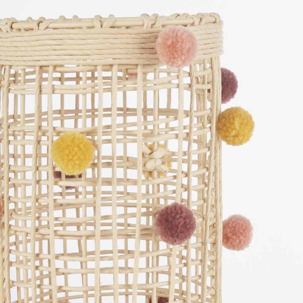 LINA - Lampe en hévéa et osier avec pompons multicolores