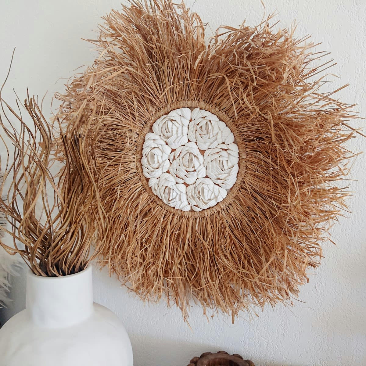 SHELLY - Décoration murale en raphia et coquillages, beige/blanc D50 cm