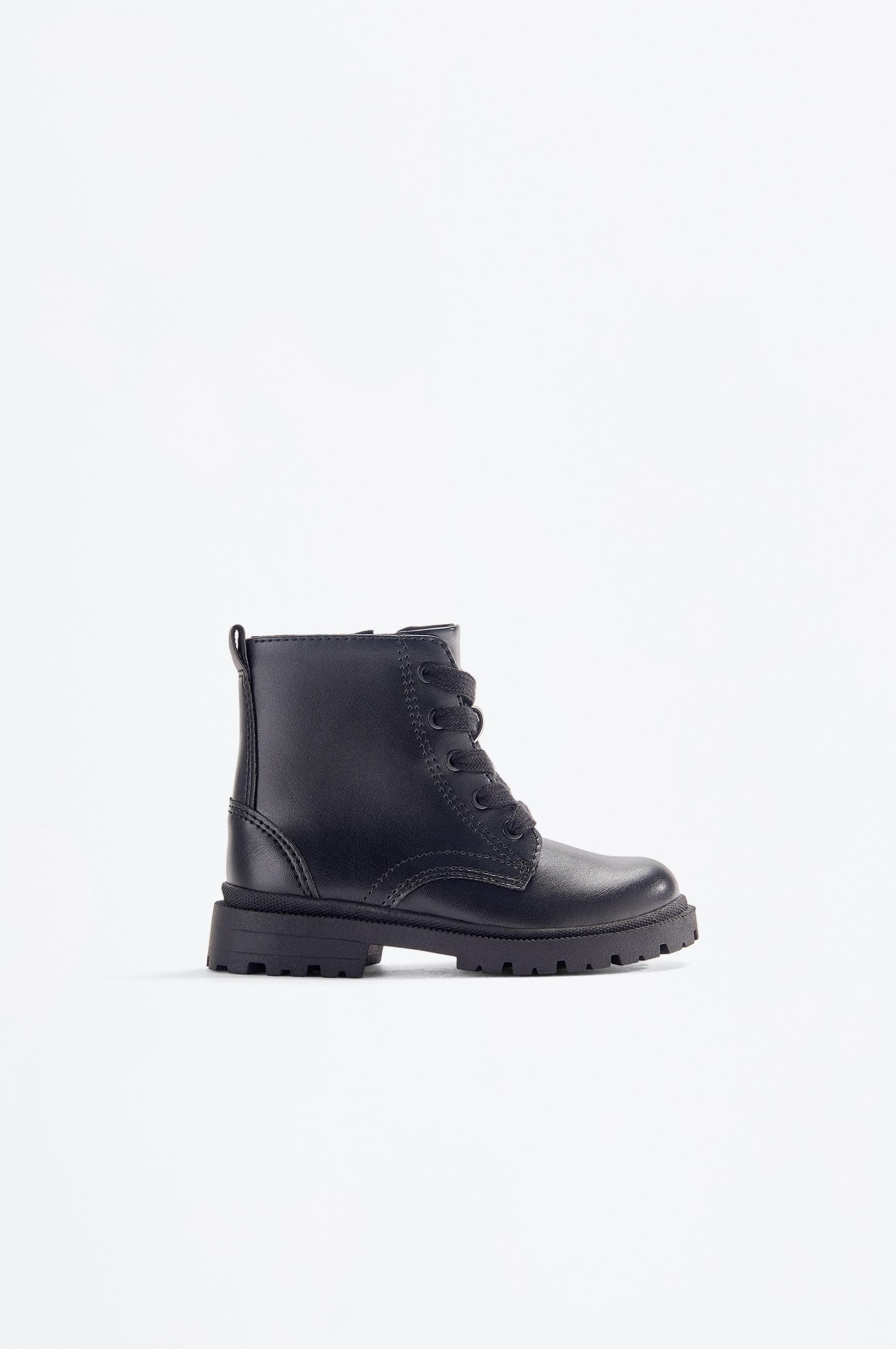 Bota acordonada