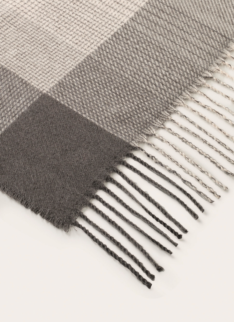 PLAID à CARREAUX FINITIONS FRANGÉES TRAIL GREGE