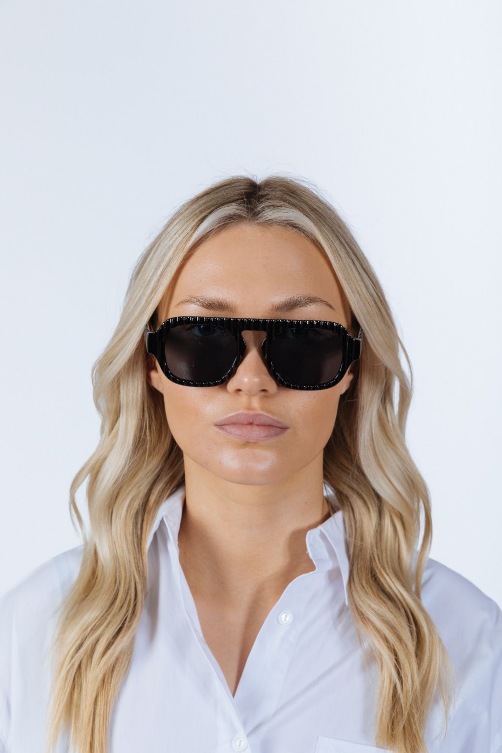 SVNX Retro Ribbed Navigator Sunglasses in Black
