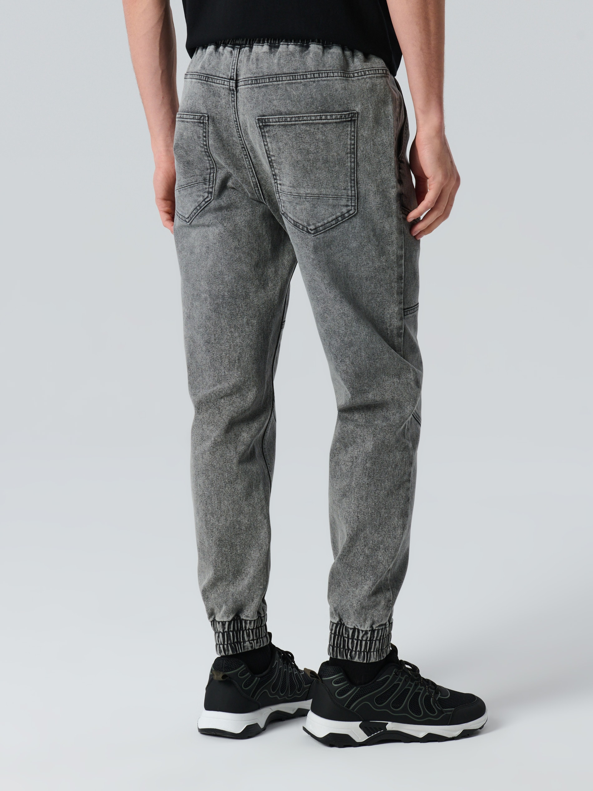 Jeansy jogger z efektem sprania