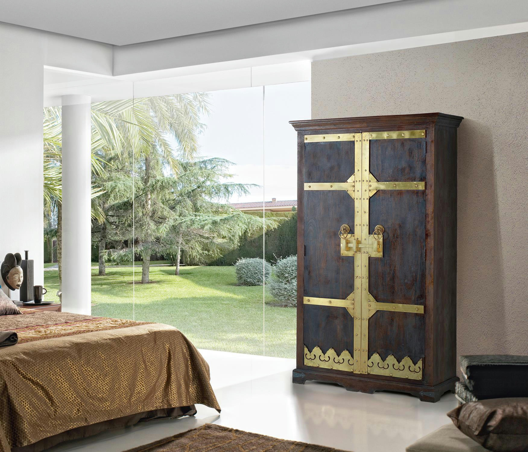 - Armoire en bois et détails en bronze noyer foncé