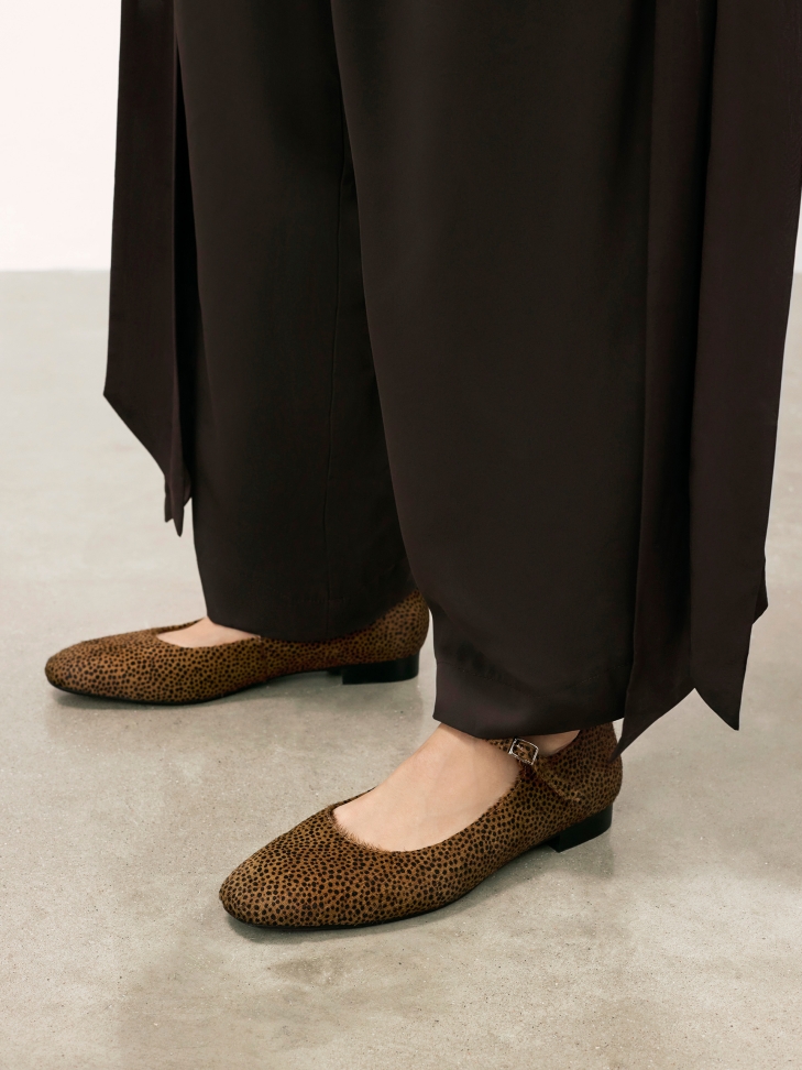 Flat leather pumps with bristles