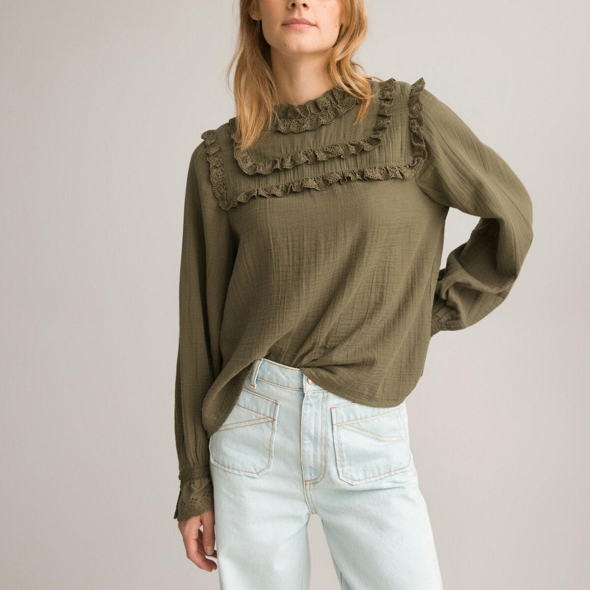 Blouse col montant, galons en dentelle