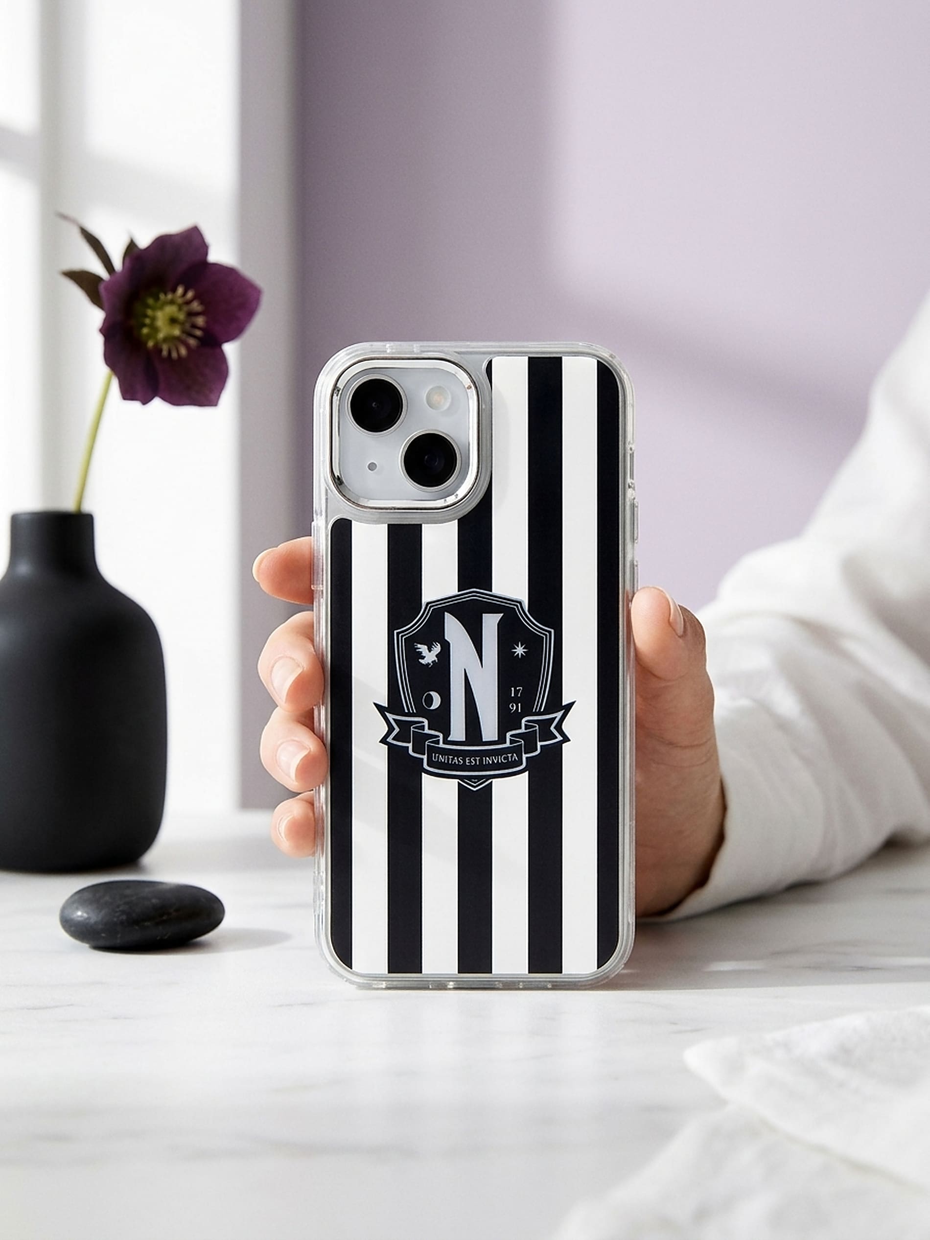 Etui na iPhone 15 Wednesday