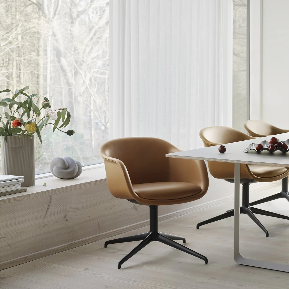 Muuto - Fiber Conference Armlehnstuhl, schwarz / Refine Leder cognac