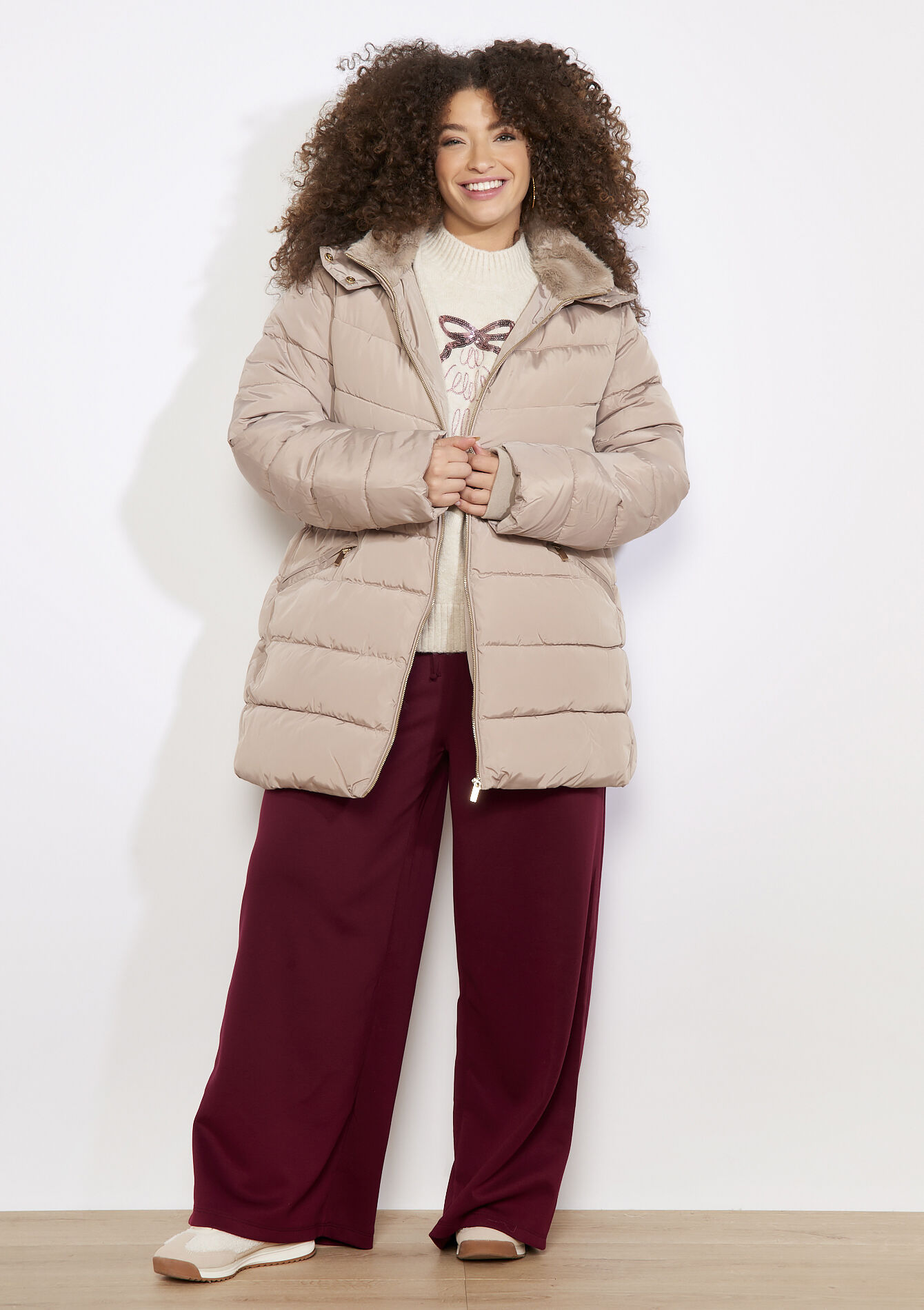 Gewatteerde jas met imitatiebontkap