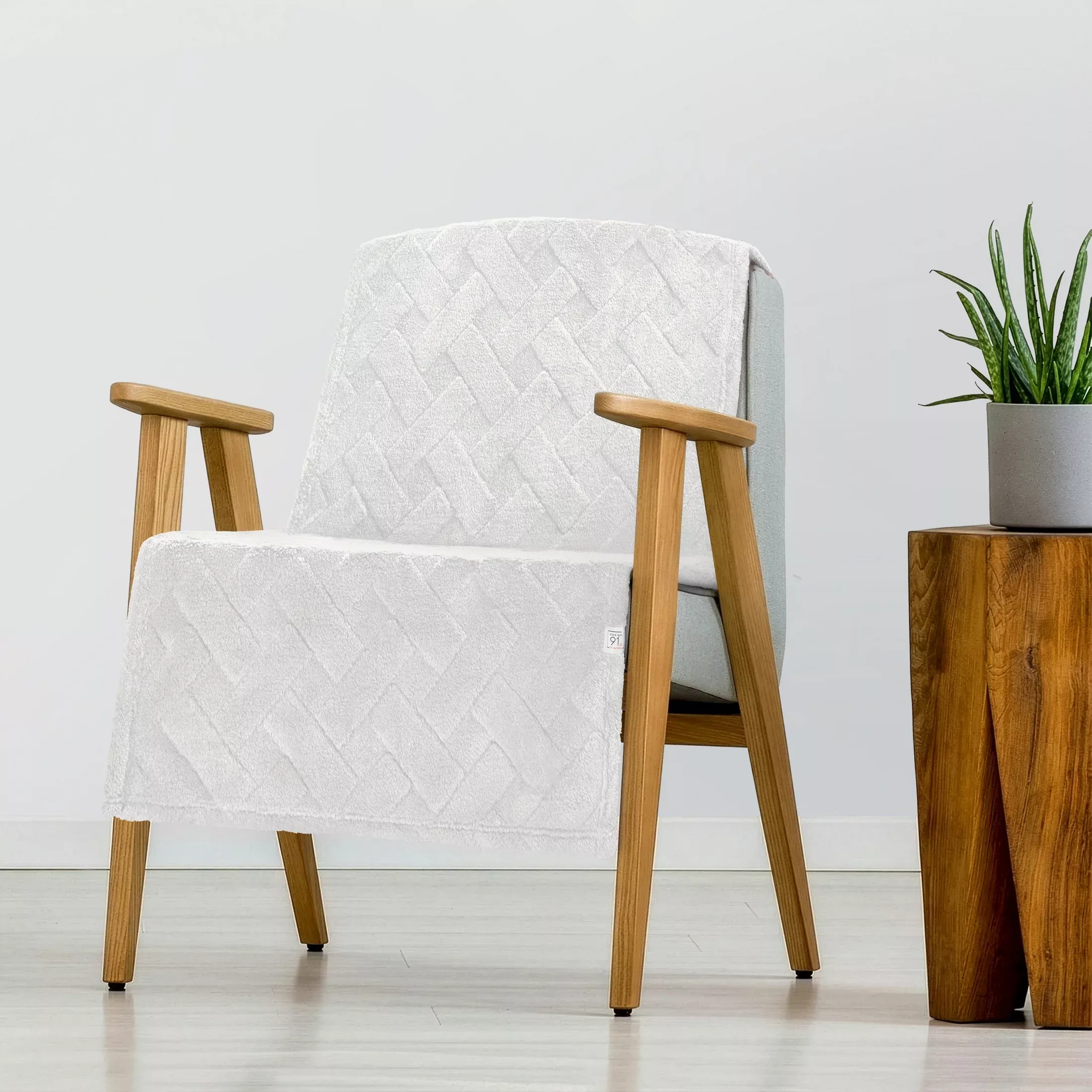 Narzuta na fotel-koc flano 70x160 cm biała zdobiona wytłaczanym wzorem CARO Design 91