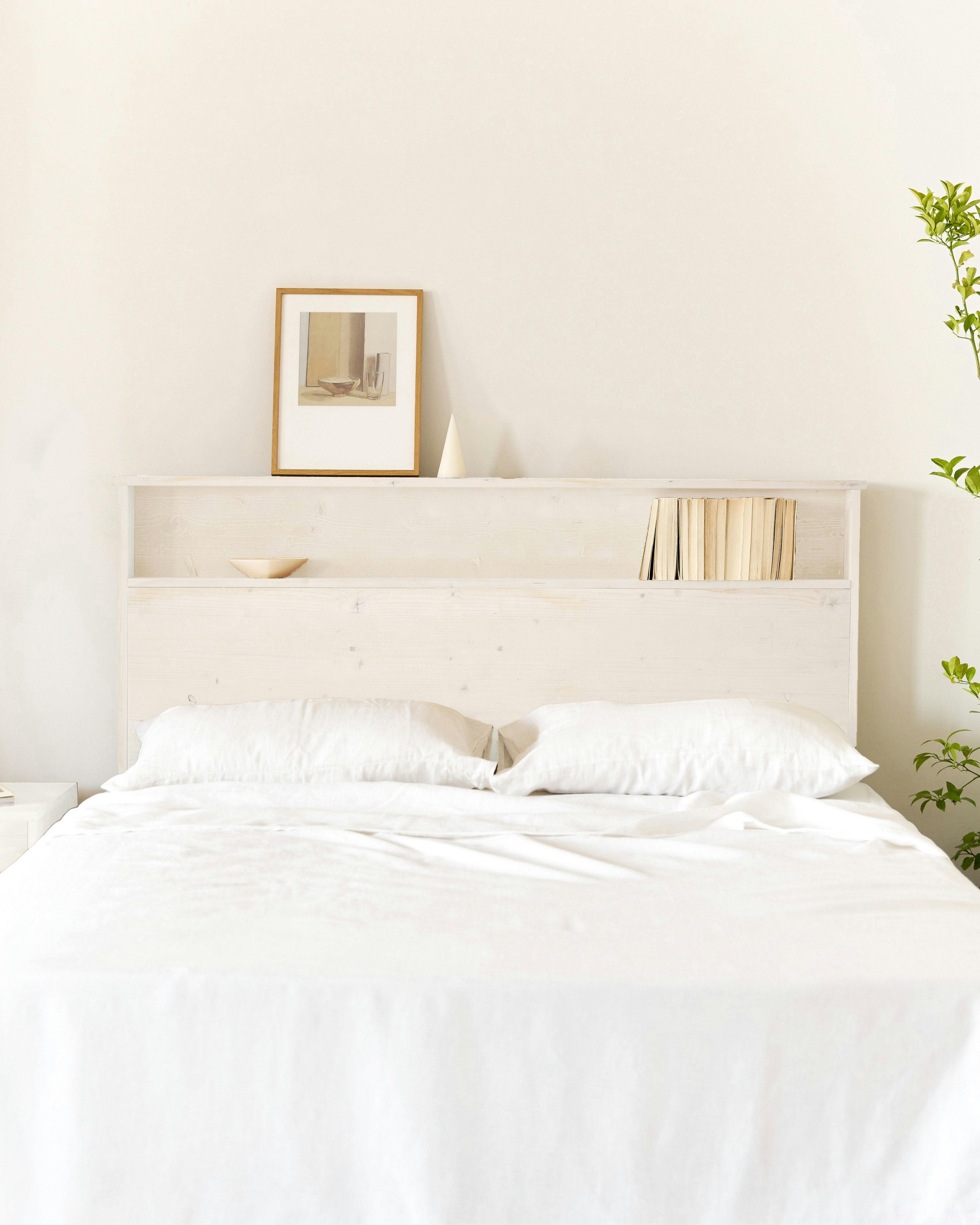 IGOR - Tête de lit avec rangement pour lit 180 cm en couleur blanc vieilli