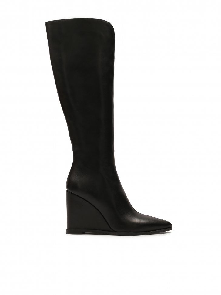 Leather boots on a platform with a pointed toe