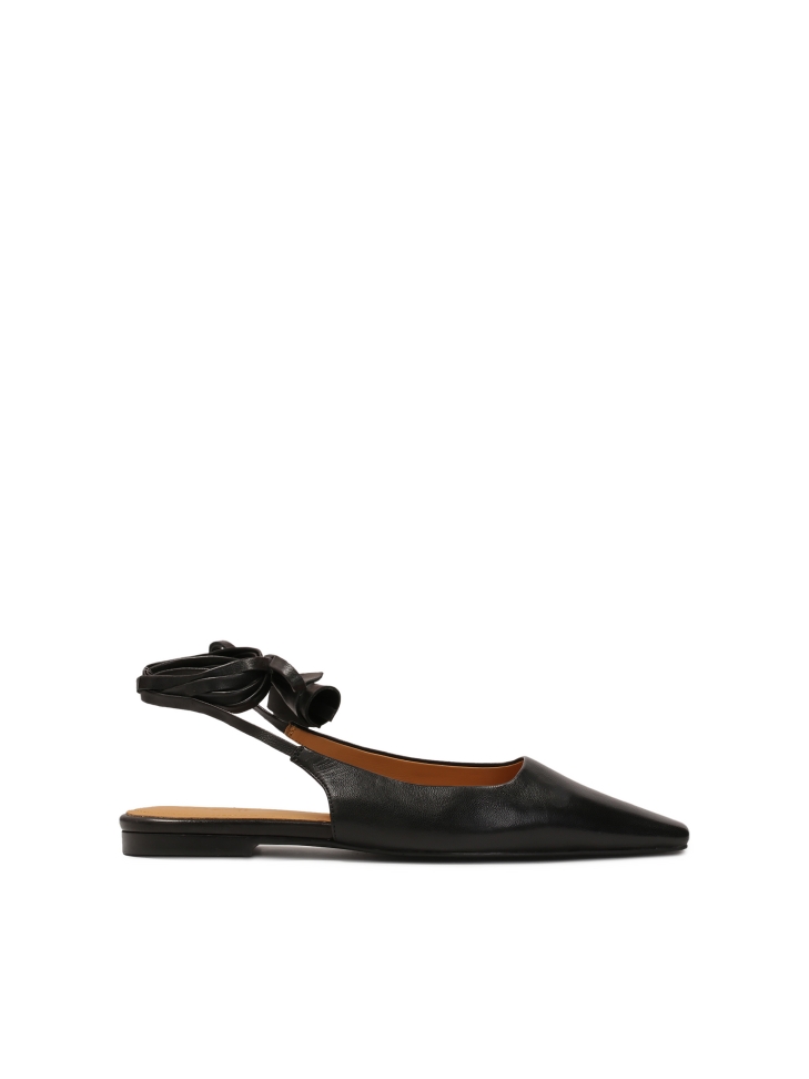 Tiered flat-heeled pumps