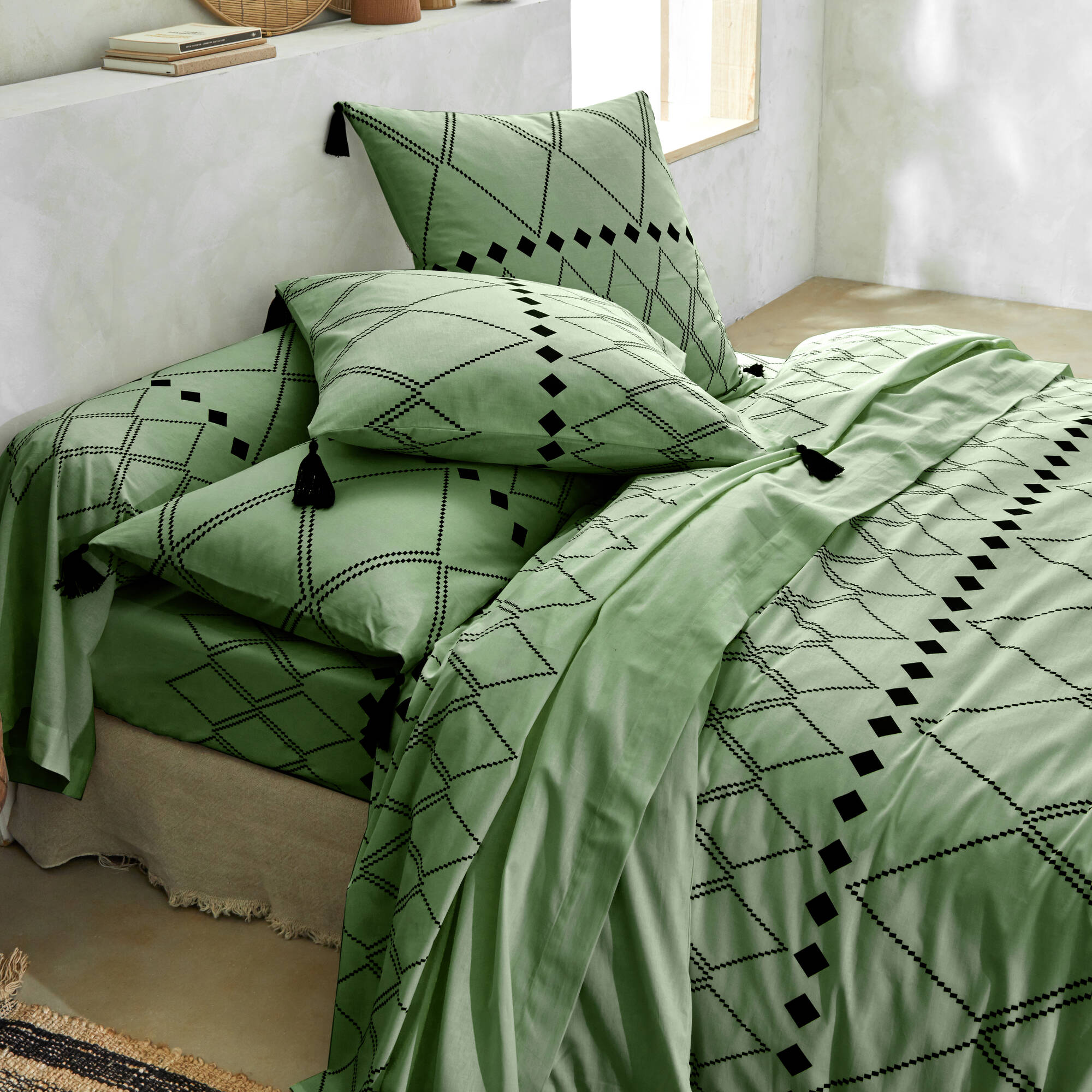 Linge de lit Massa&iuml; coton à motifs graphiques et finitions pompons