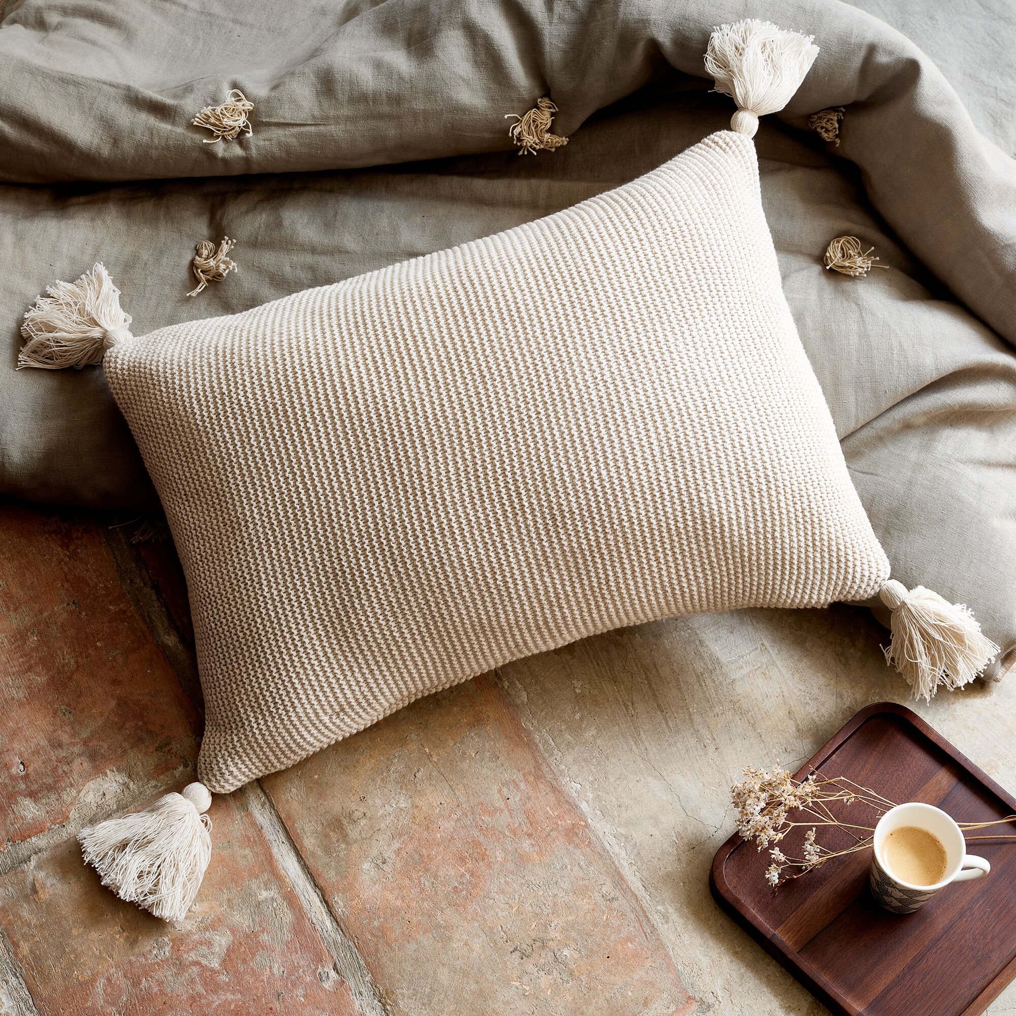 BAHIA - Coussin à pompons tricoté en coton 35x50cm - beige roucas