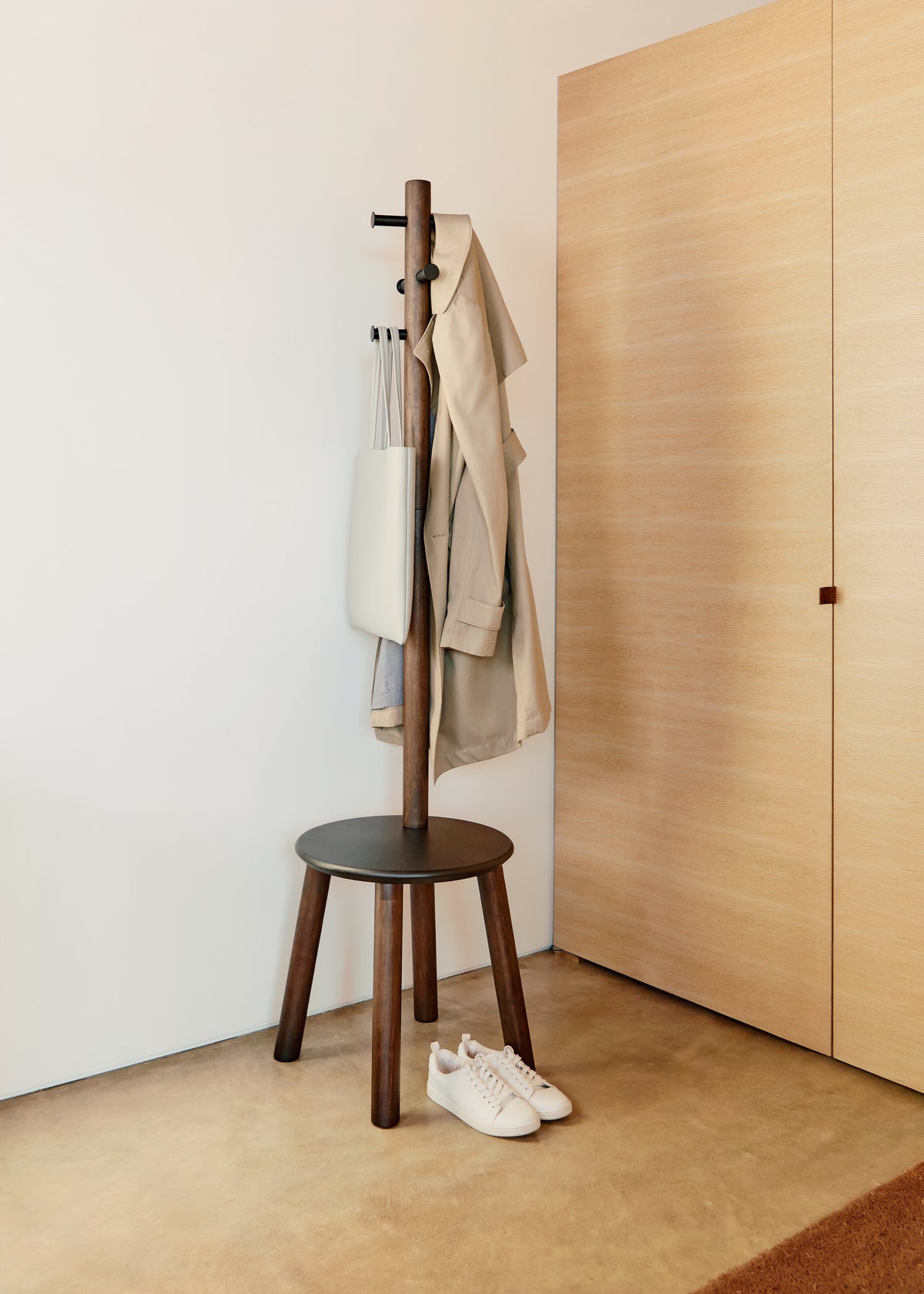 Umbra kapstok met kruk Pillar - 50 x 50 x 165 cm - Zwart/walnoot