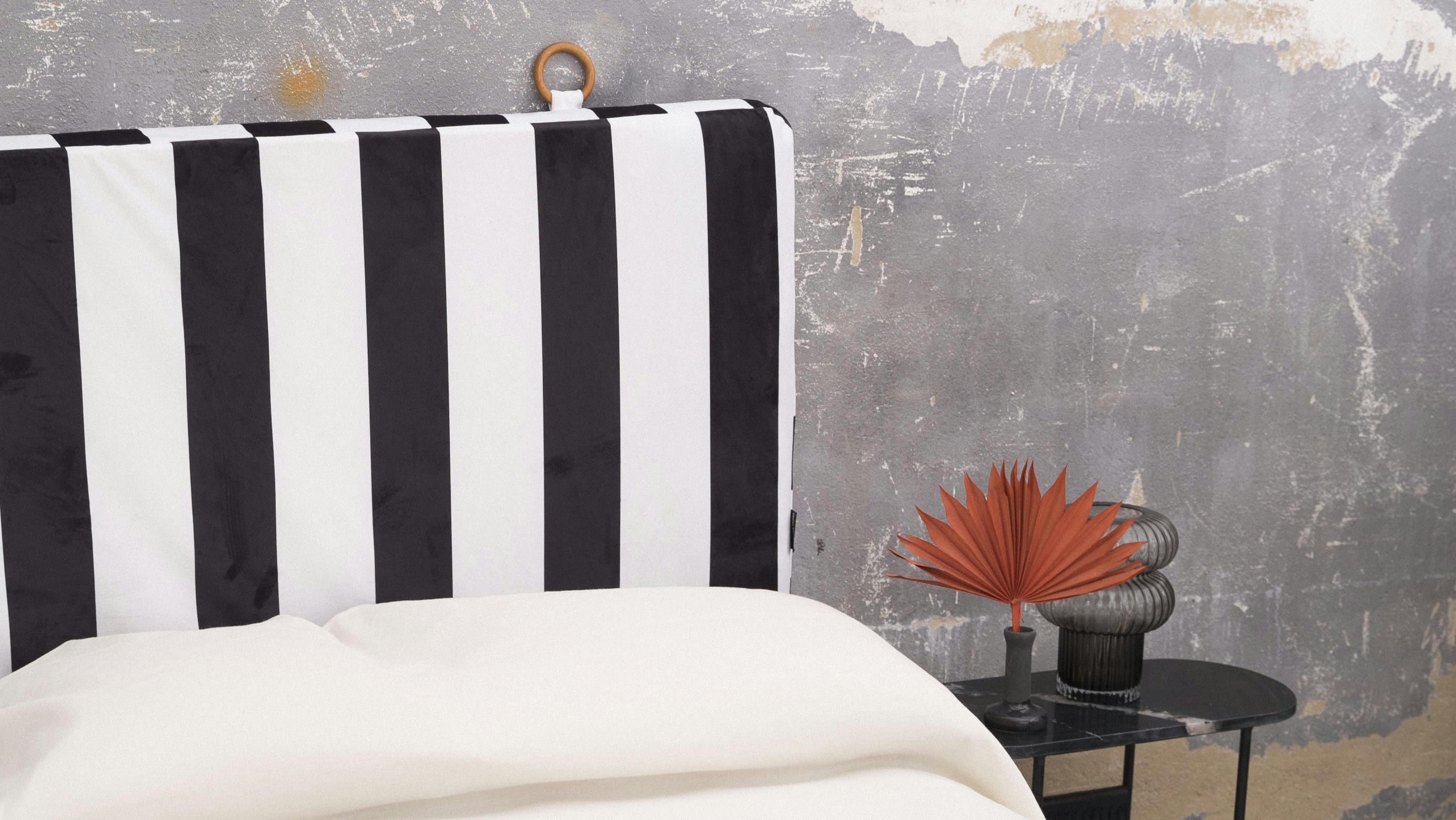 VELVET FABRIC HEADBOARD - Tête de lit en velours et mousse imprimé à franges blanches et noires.