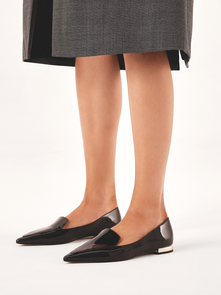 Flat patent leather pumps with gold heel