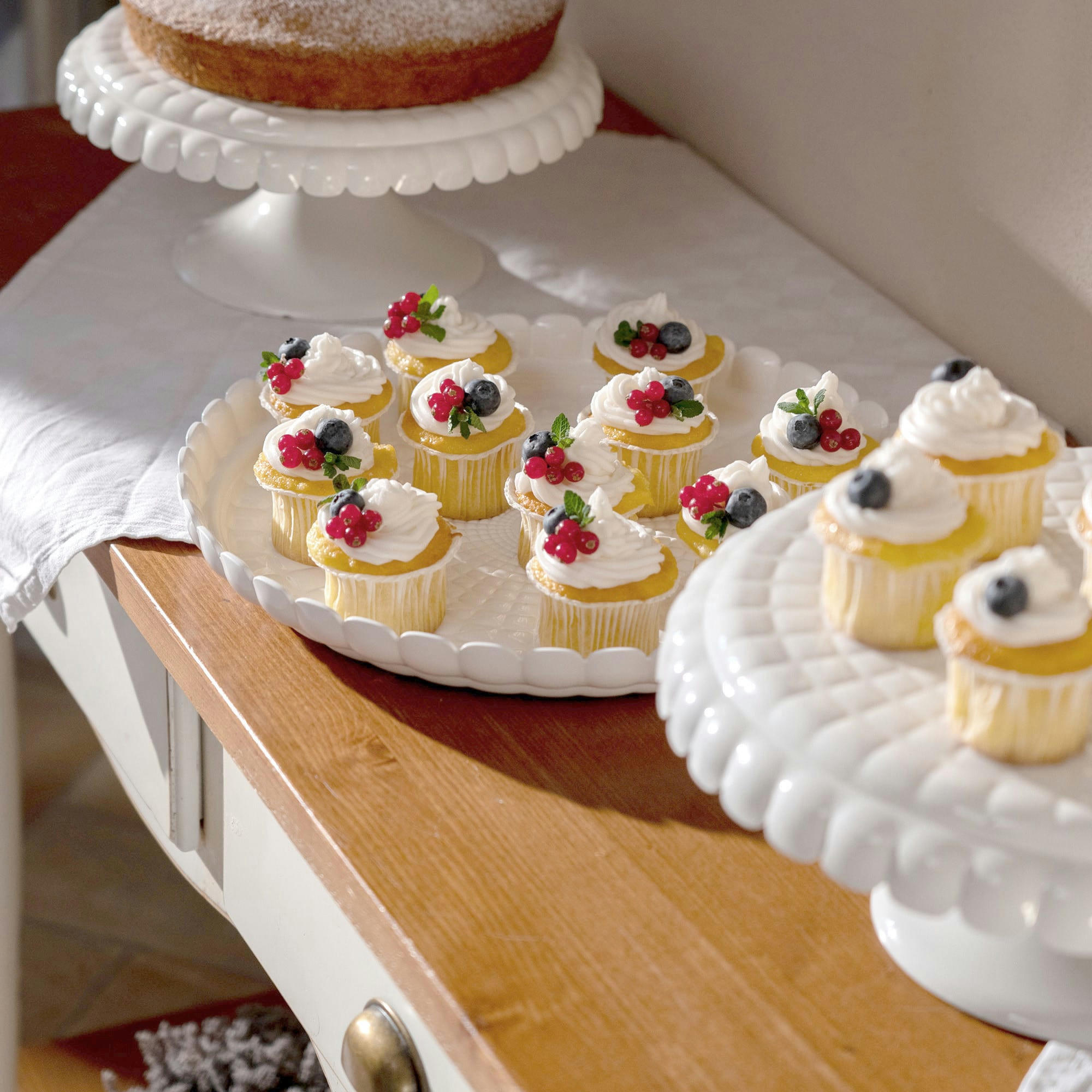 TIFFANY - Grand plat à gâteau en acrylique blanc avec cloche 36 cm