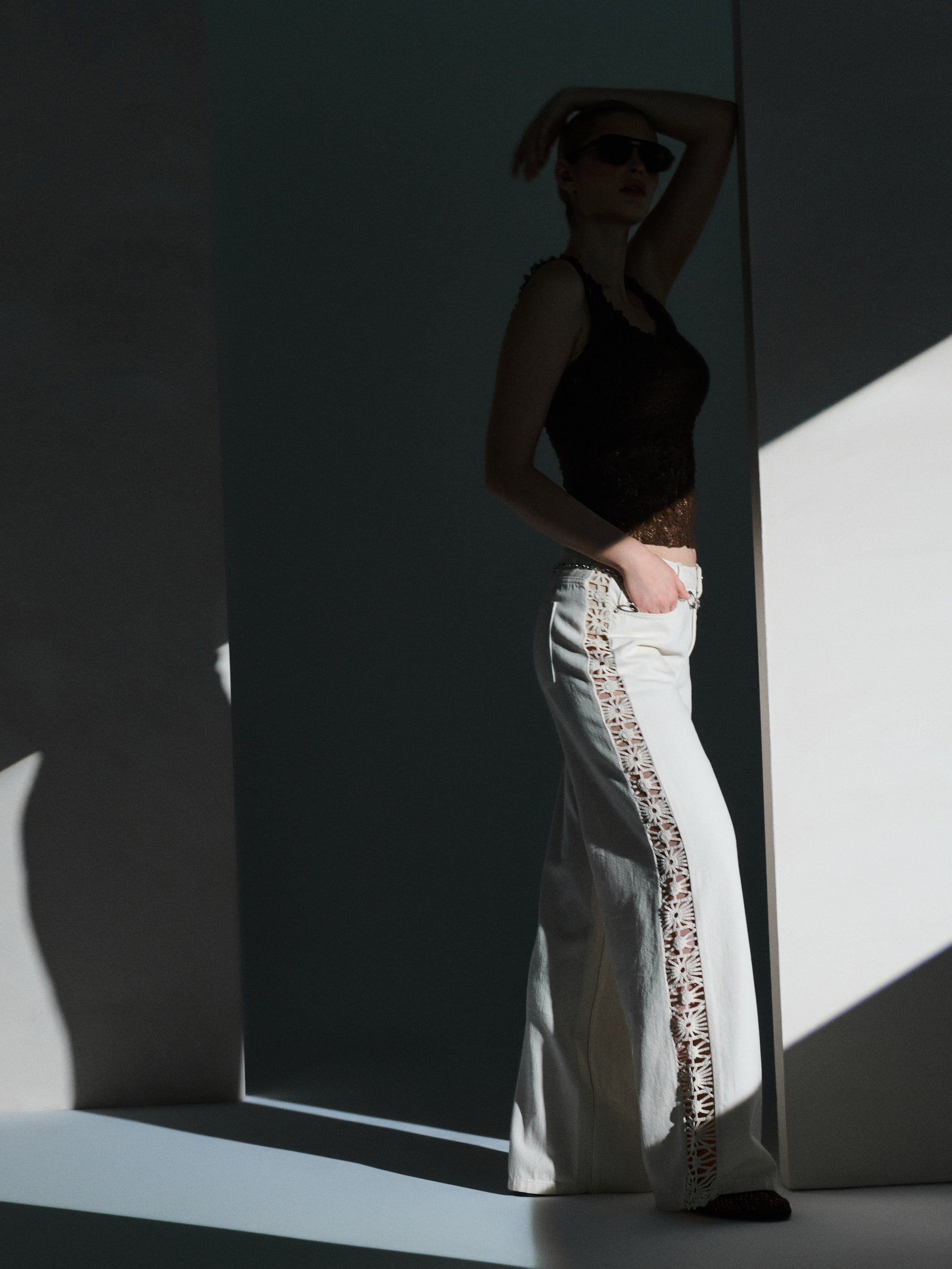 Jeansy wide leg mid waist z ażurowym wykończeniem nogawki