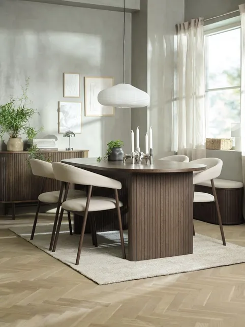 LYNGVIG L180/260 bord mørk eg + 4 EJSING stole beige/mørk eg