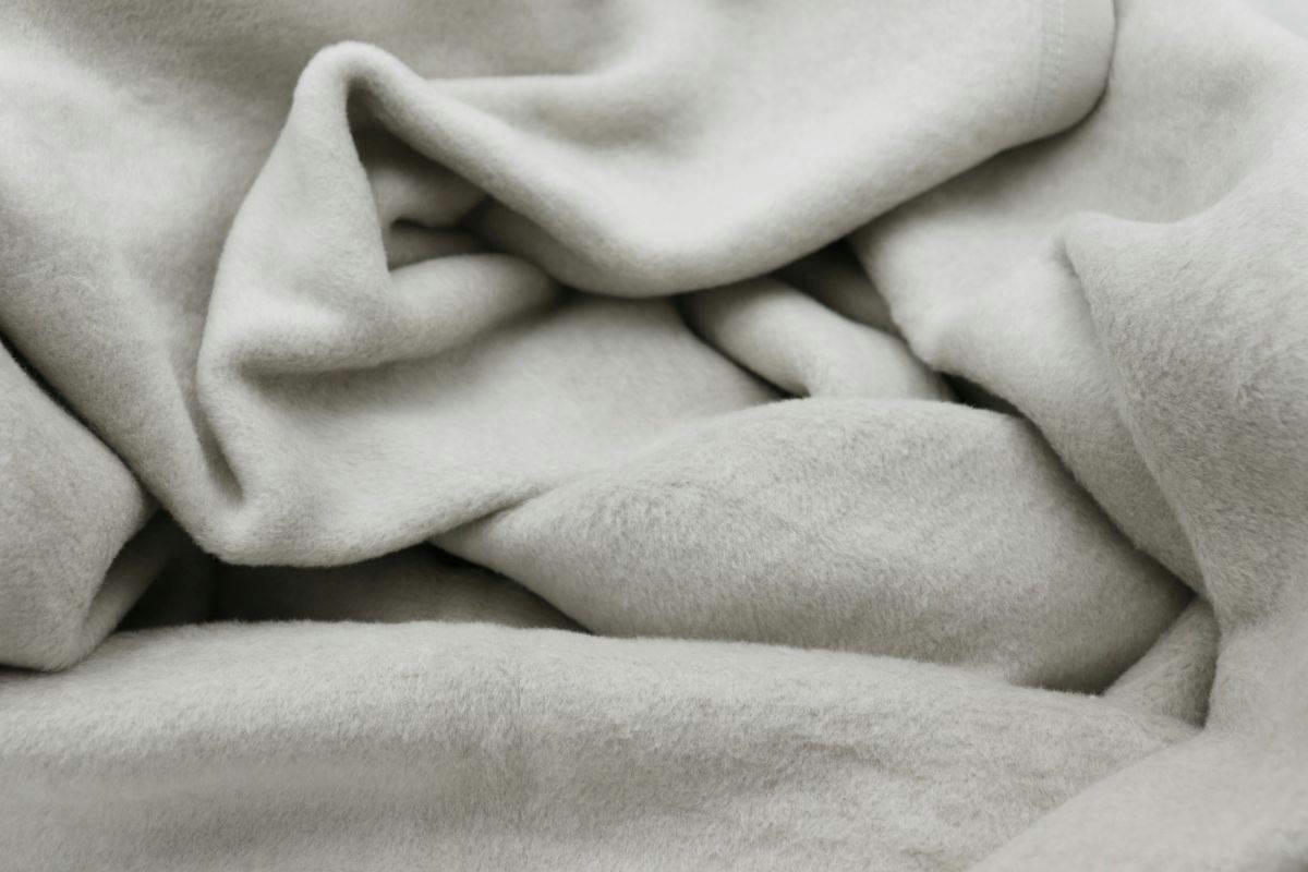 CLAIRE - Couverture en coton recyclé argent 180 x 220 cm