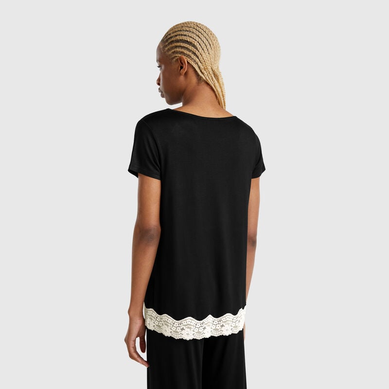 Short sleeve top with lace details