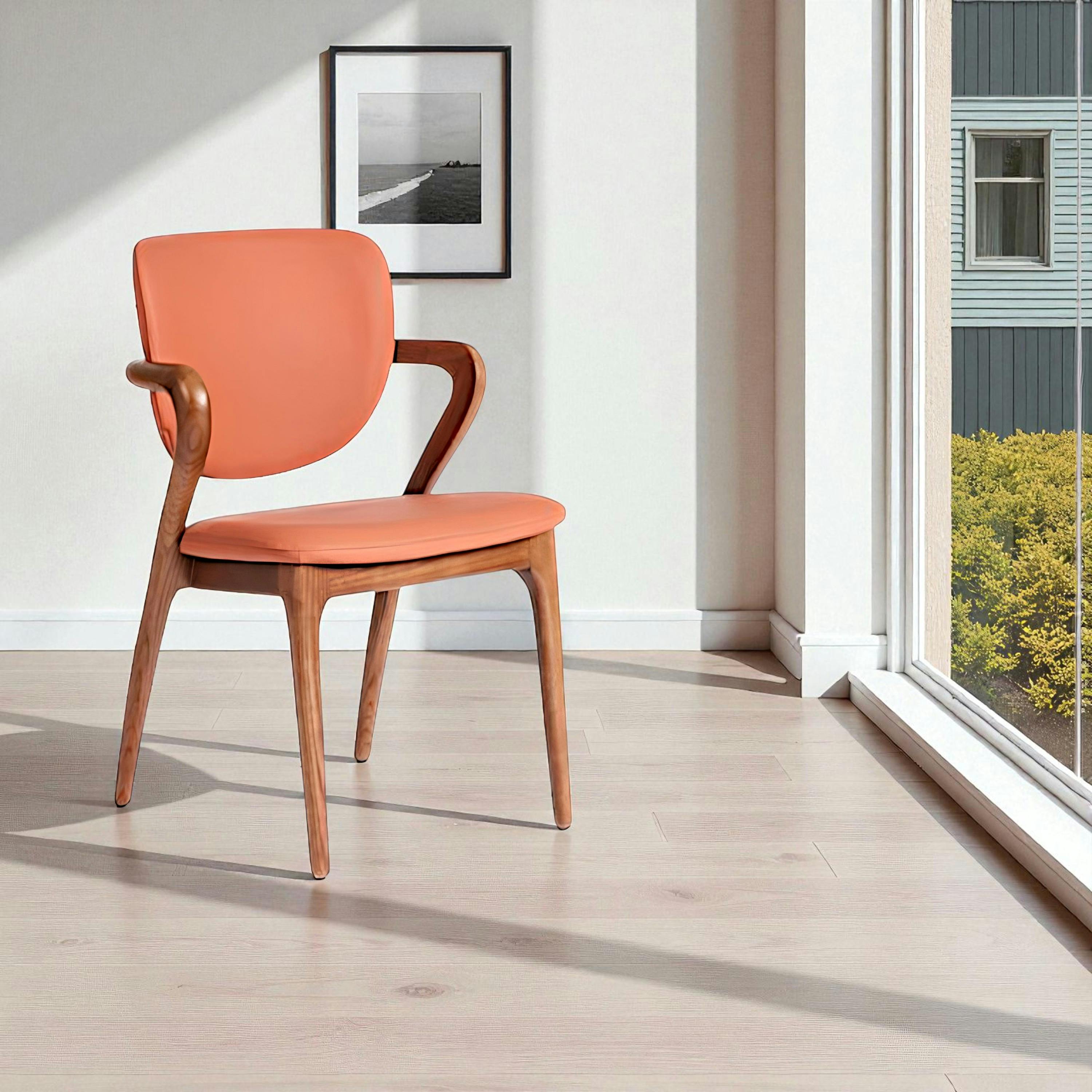 Chaise en cuir terracotta, accoudoirs bois brun ALDER