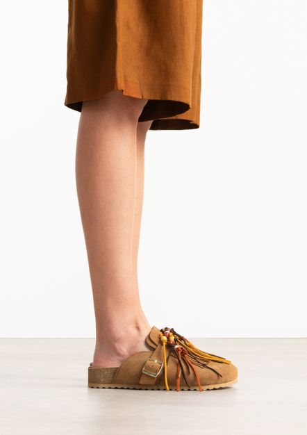Cognac suède clogs met franjes