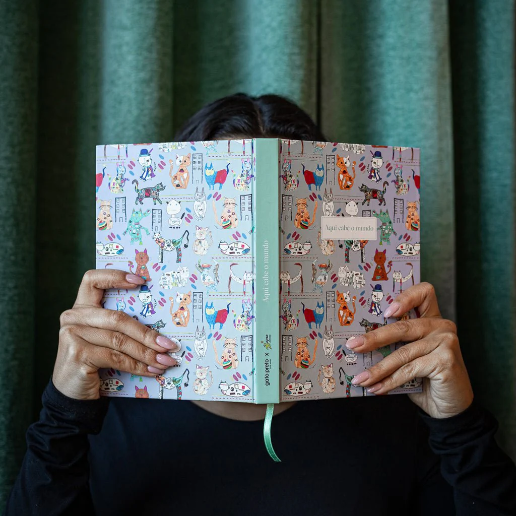 Caderno Journal com Gato Capa Dura A5 AQUI CABE O MUNDO