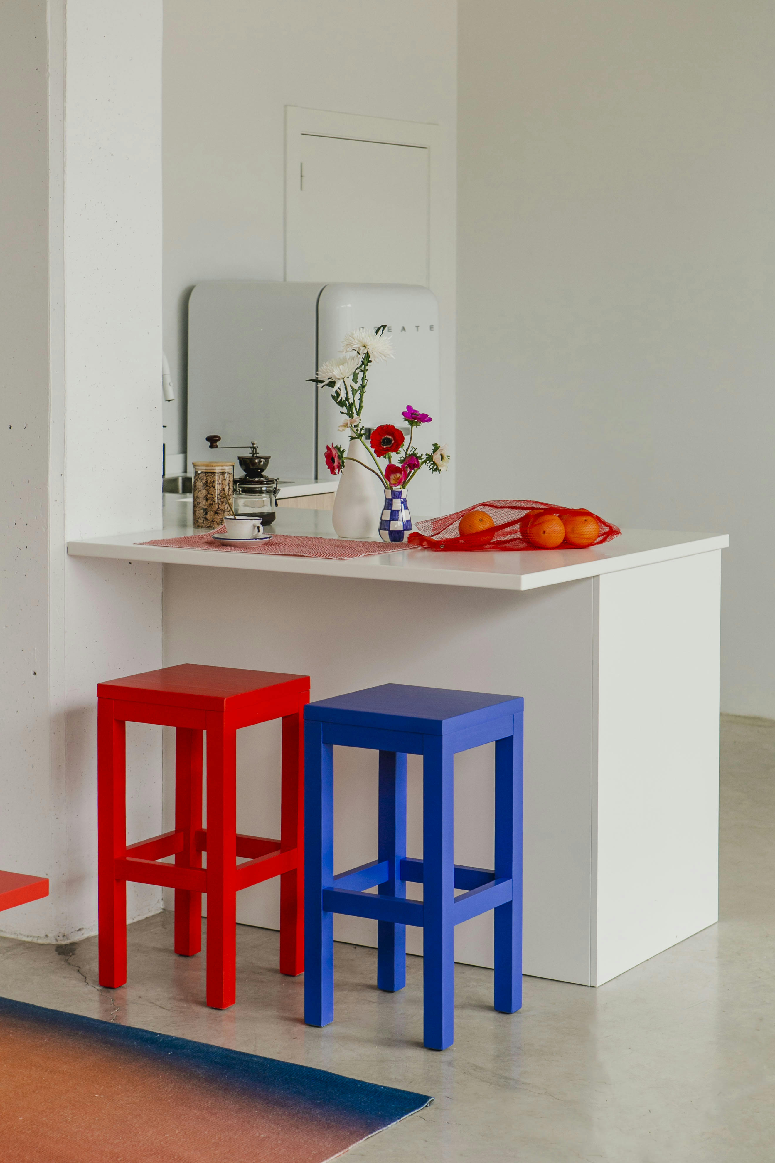 BLOCKIE-AXEL - Tabouret laqué en pin 65 cm bleu Prusse