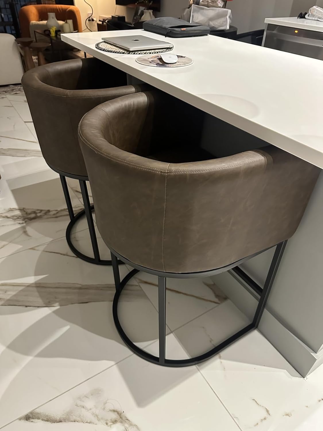 Upholstered Counter Height Bar Stools Set of 2, Modern Barrel Counter Stools with Arms, PU Leather Barstools Kitchen Bar Height for Island with Black Metal Frame, Brown