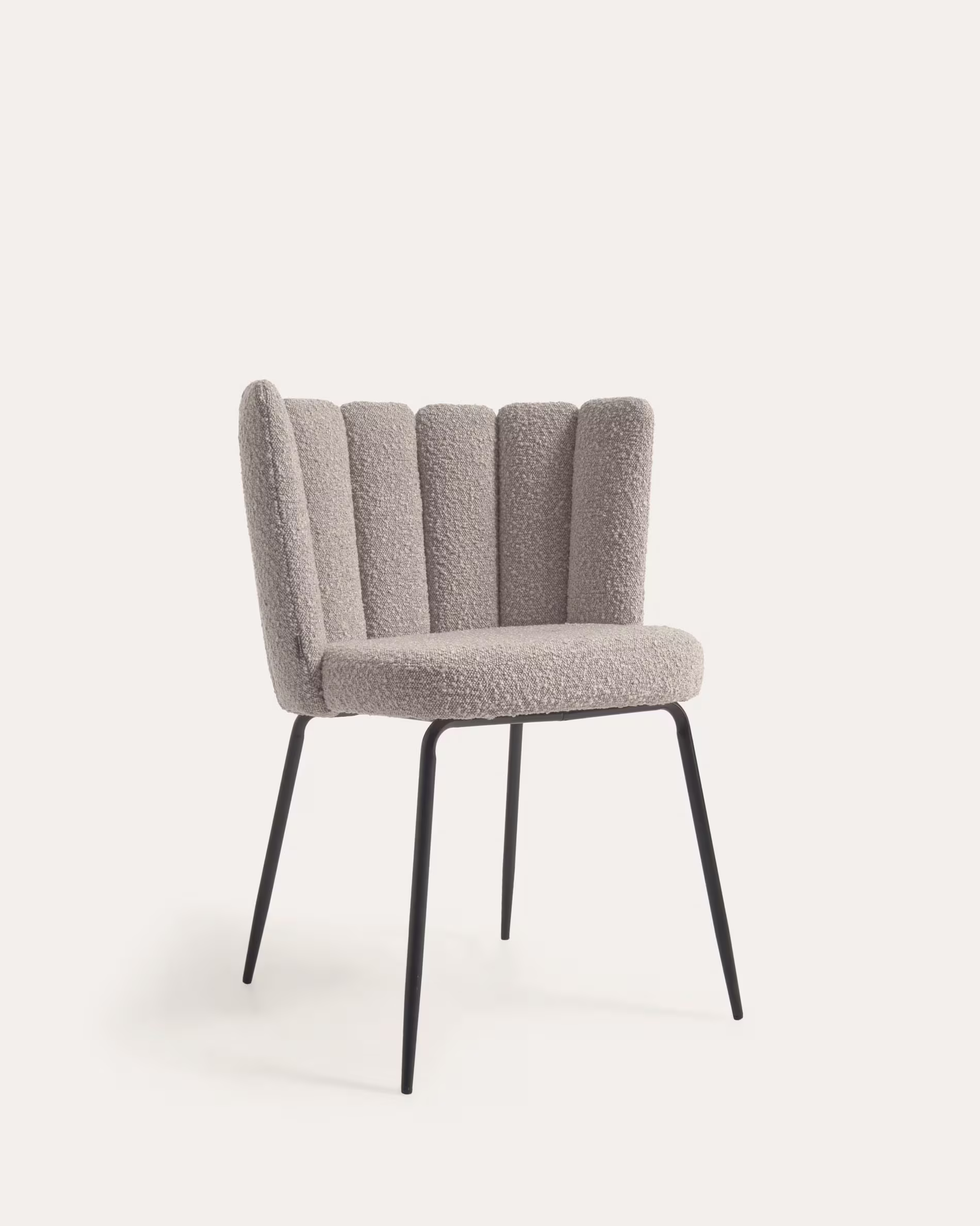 Silla Aniela de borreguito gris claro y metal con acabado negro