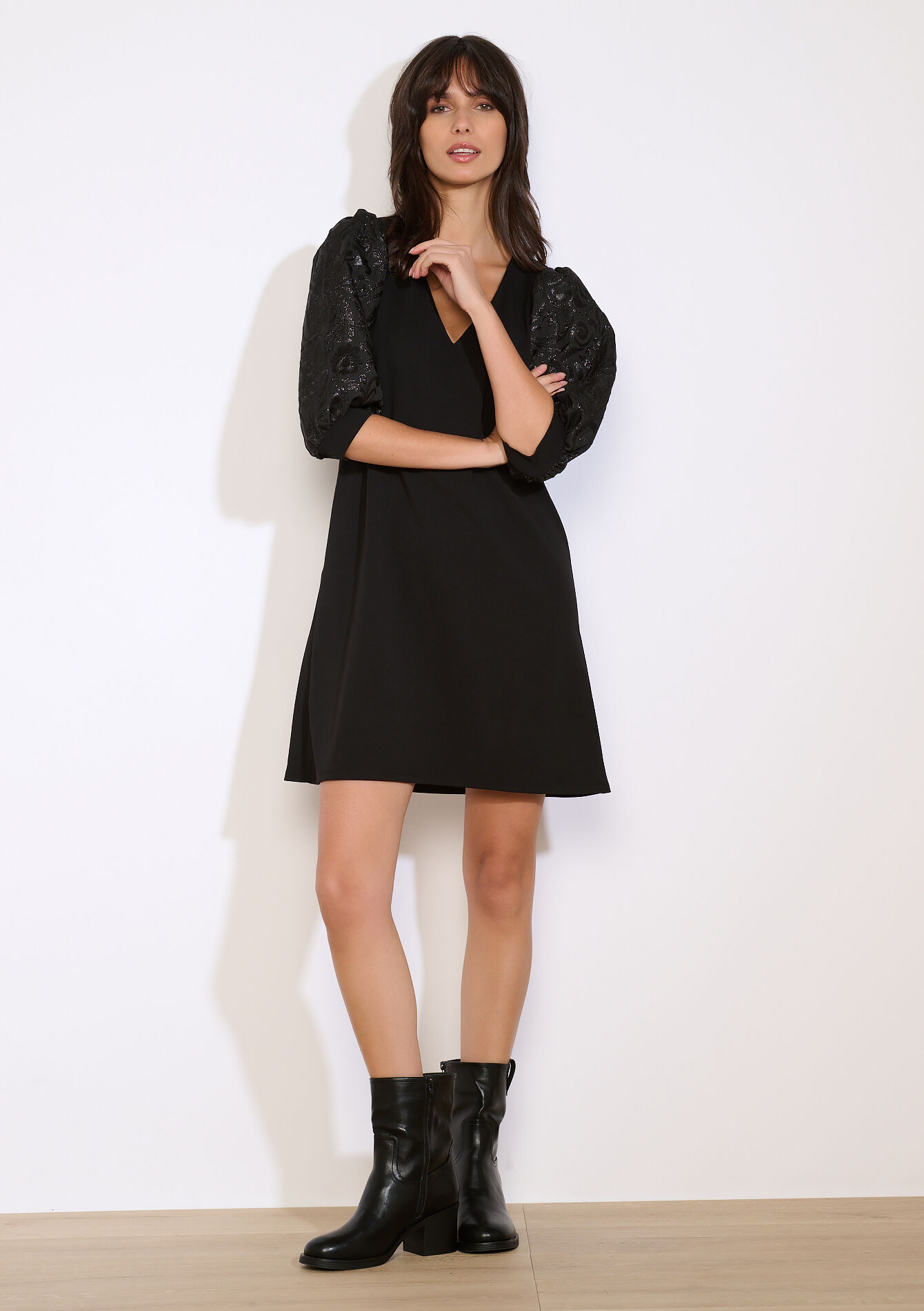 Korte jurk met geborduurde mouwen