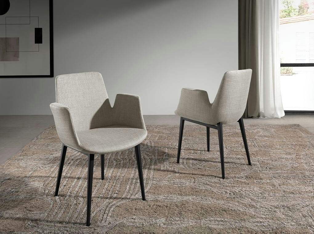 - Chaise en tissu gris et acier noir