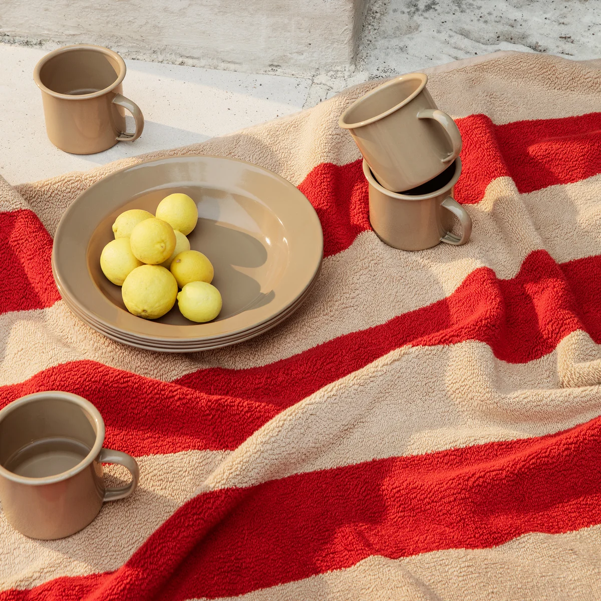 Ferm Living - Alee Badetuch, 70 x 140 cm, sand / black
