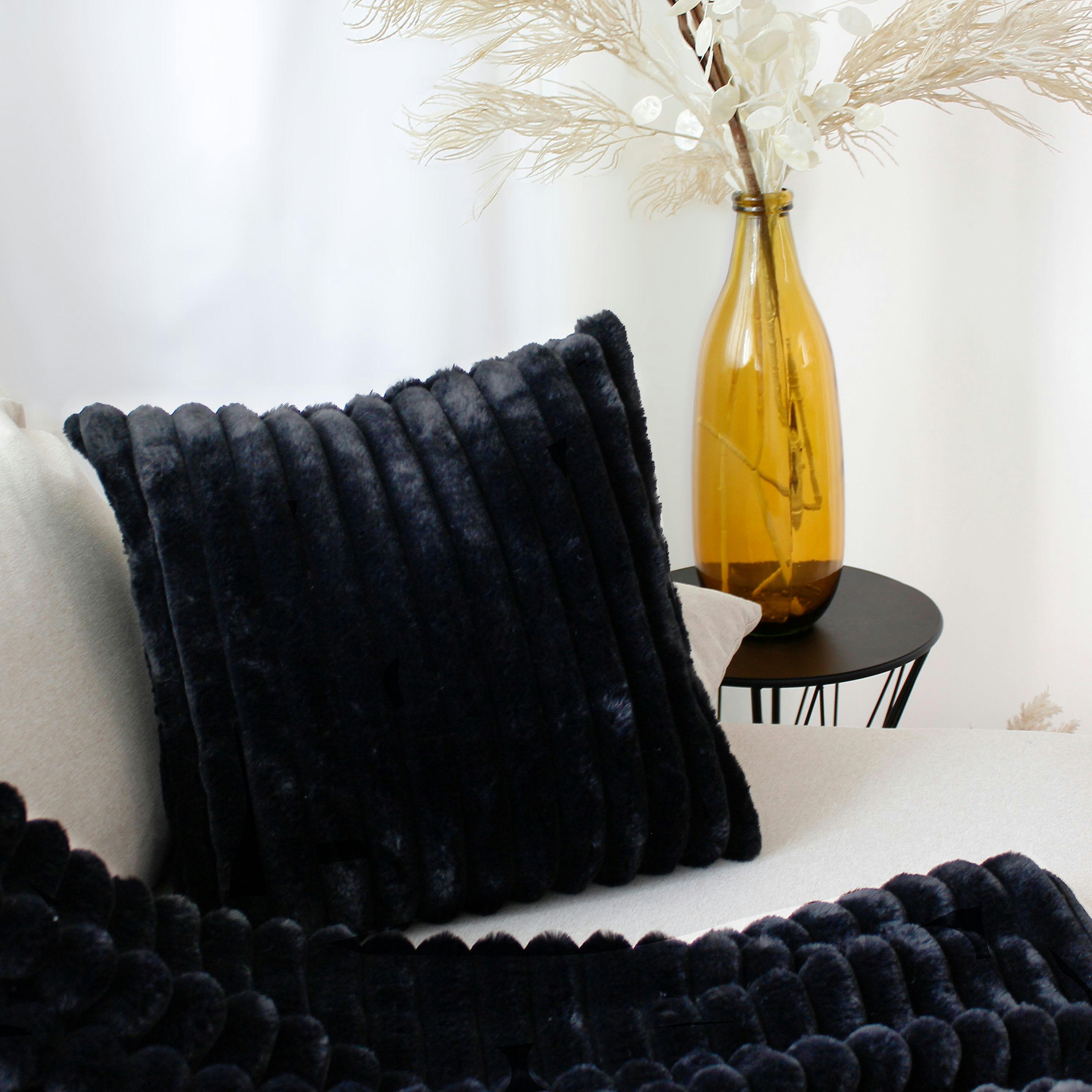SELA - Coussin sela effet fourrure côtélée 40 x 40 cm noir